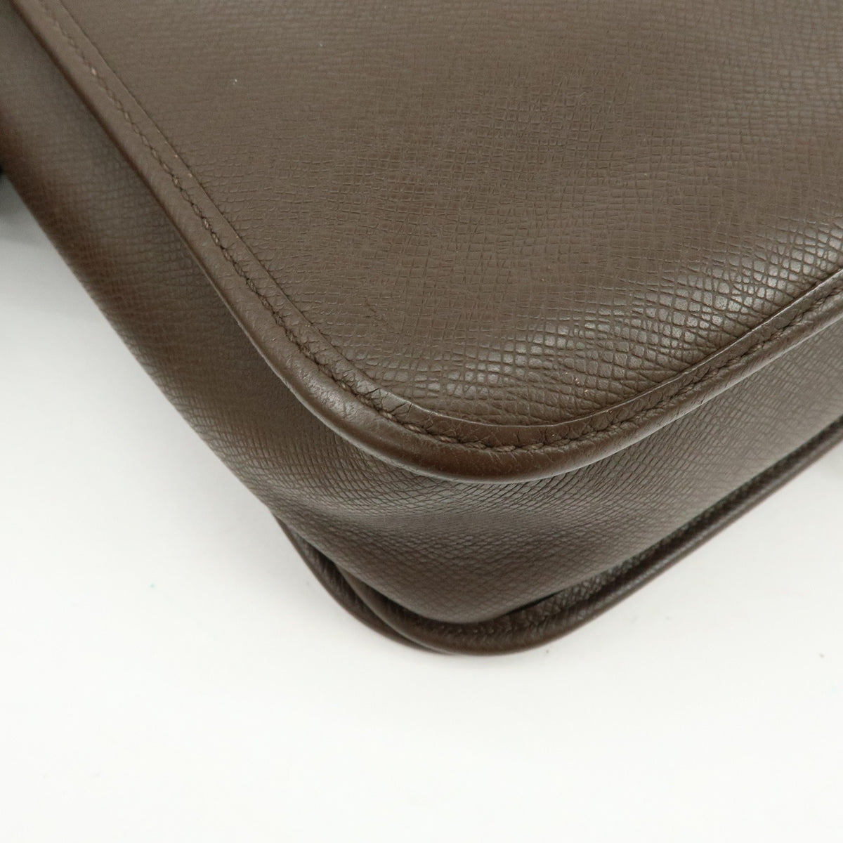 Louis Vuitton Andrei Messenger Taiga Leather Brown Leather Handbag (Pre-Owned)