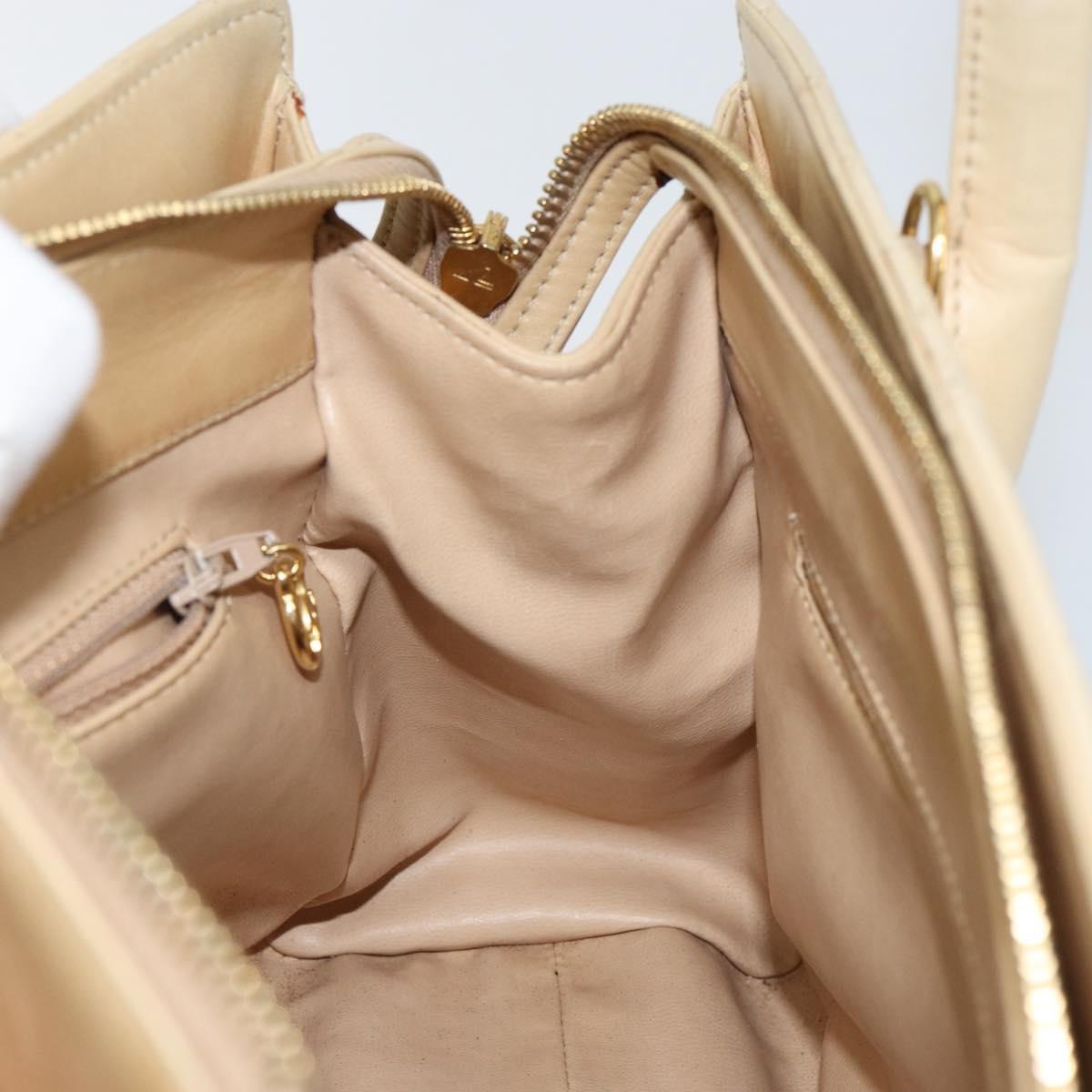 Chanel V Stitch Leather Beige Leather Handbag (Pre-Owned)