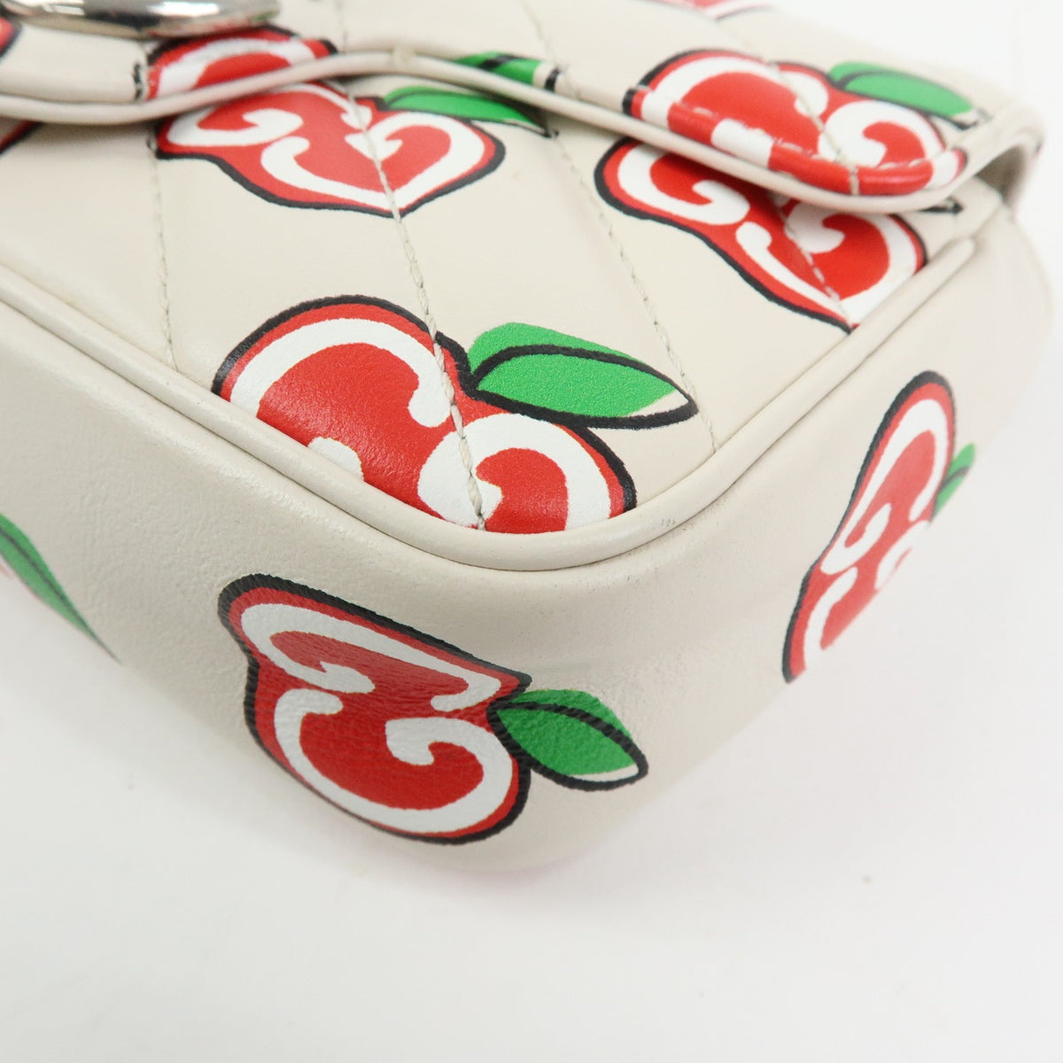 Gucci Gg Marmont Flap Printed Diagonal Quilted Leather White Leather Handbag (Pre-Owned)