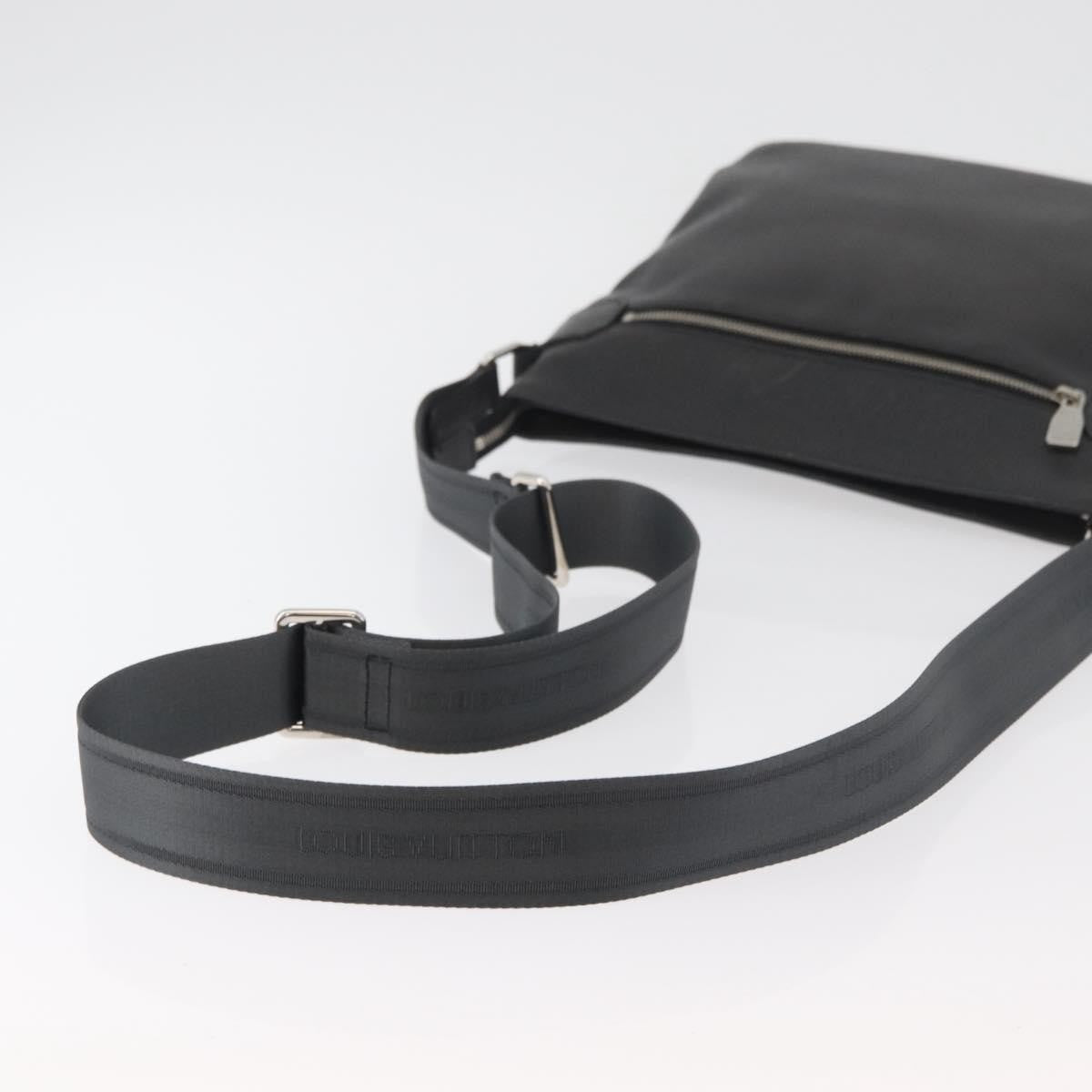 Louis Vuitton Sasha Taiga Leather Black Leather Handbag (Pre-Owned)