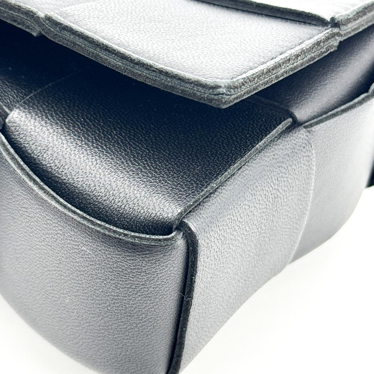 Bottega Veneta Cassette Maxi Intrecciato Leather Black Leather Crossbody Bag Bag (Pre-Owned)