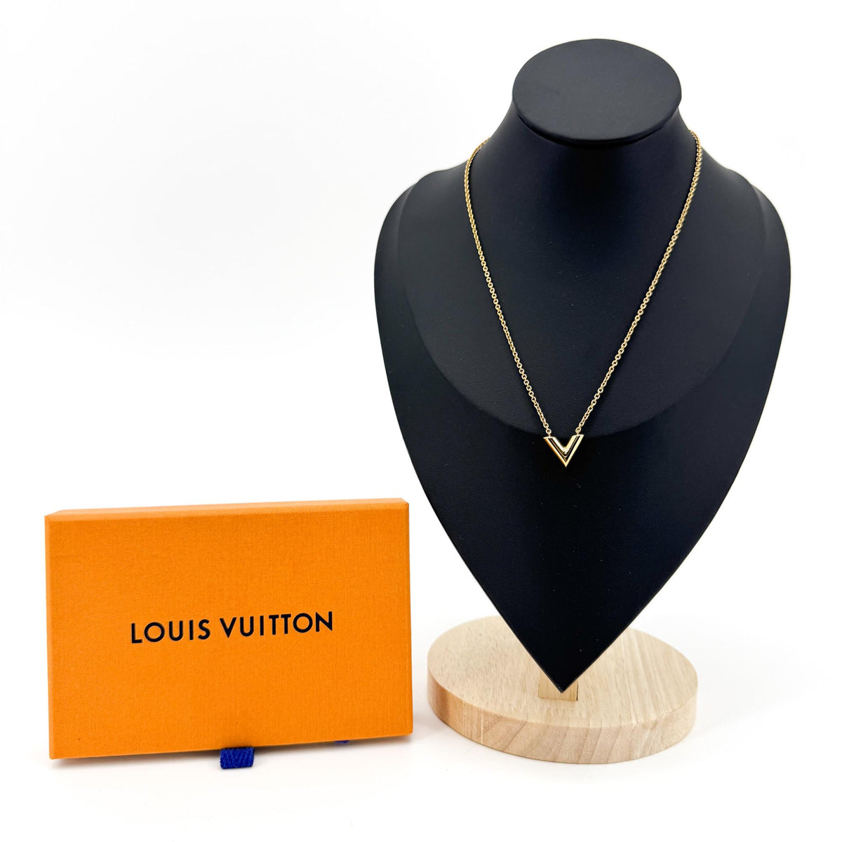 Louis Vuitton Essential V Metal Gold Other Necklace Jewelry (Pre-Owned)