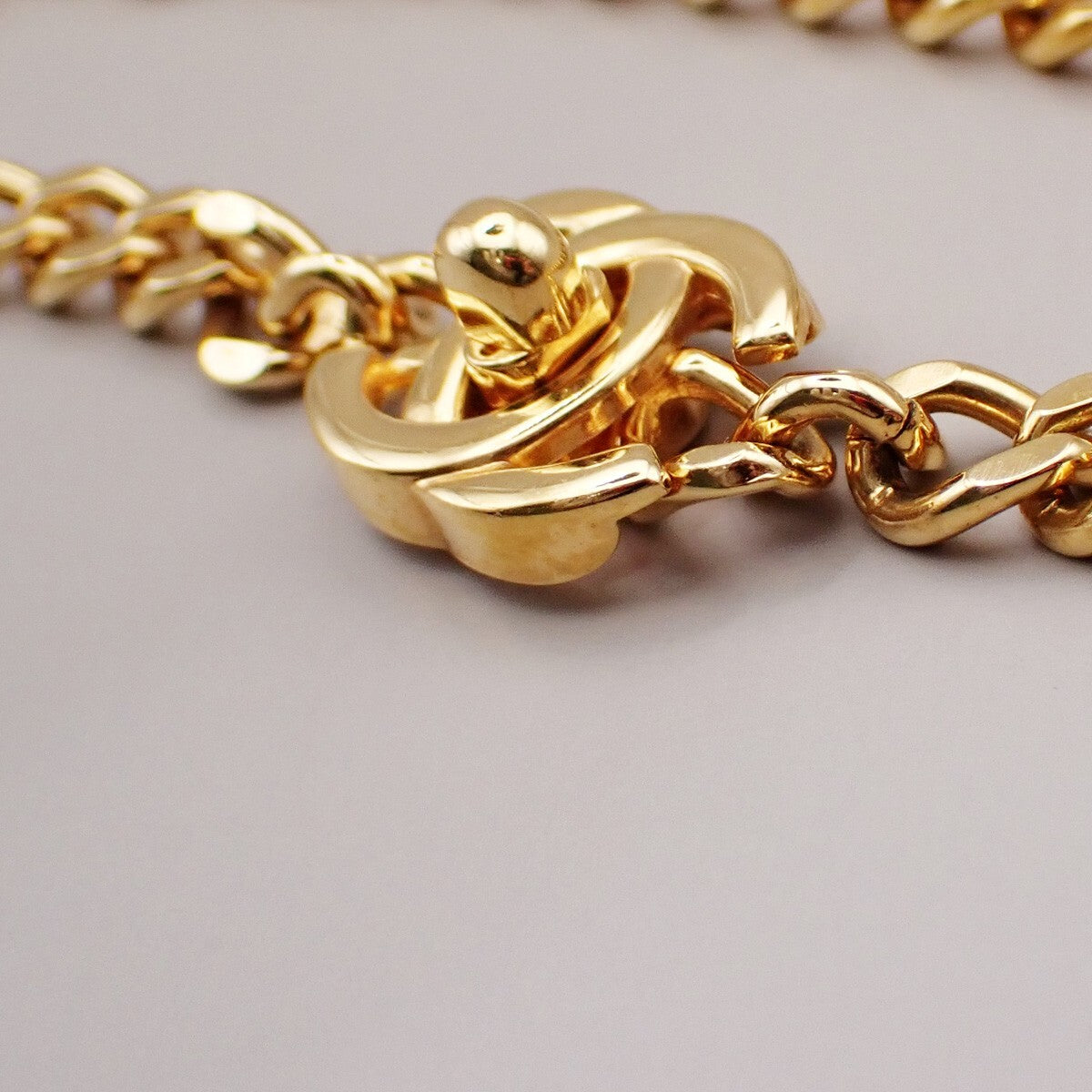 Chanel Vintage Turnlock Reissue Chain Metal Gold Gold_Plated Jewelry (Pre-Owned)