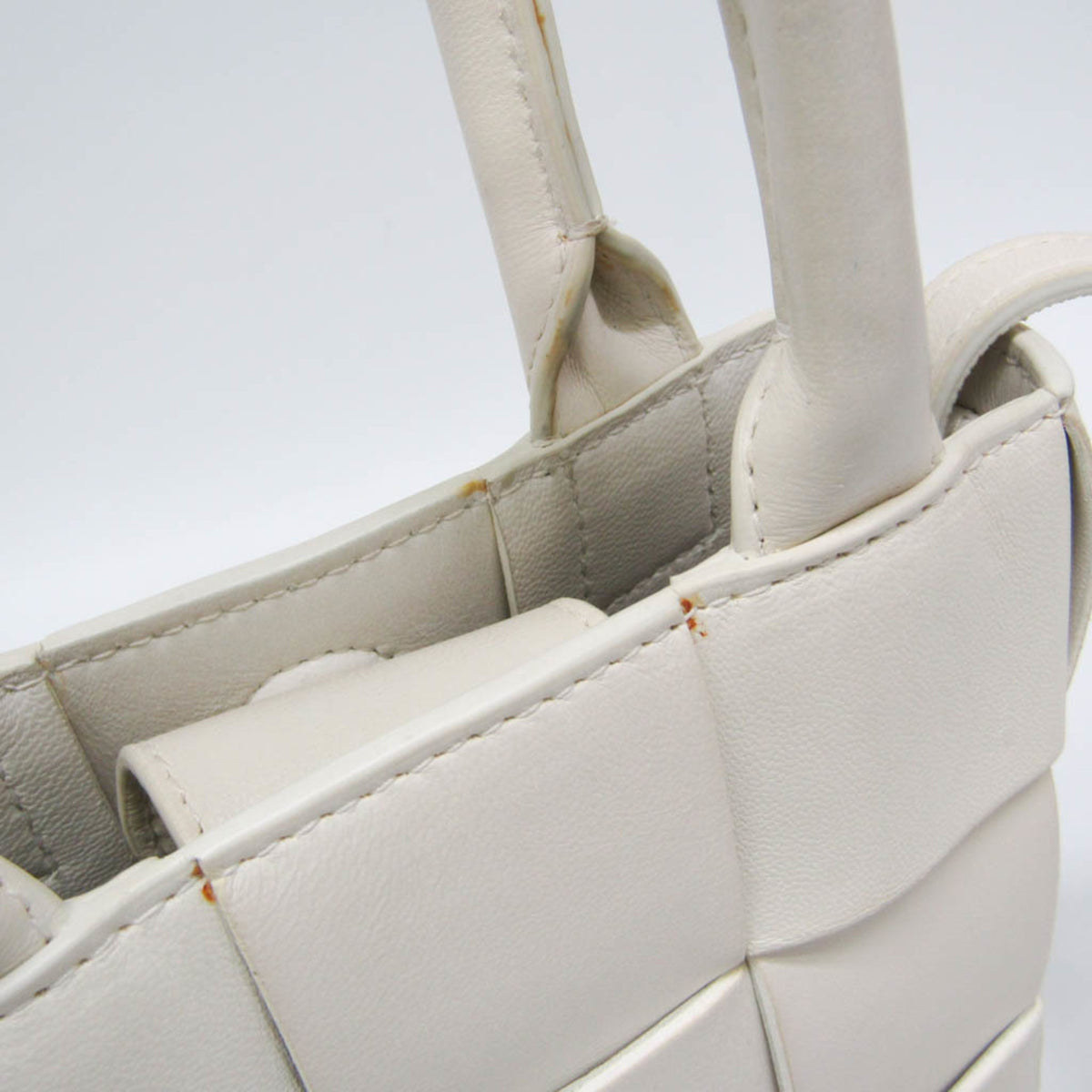 Bottega Veneta Cassette Convertible Maxi Intrecciato Leather White Leather Tote Bag Bag (Pre-Owned)