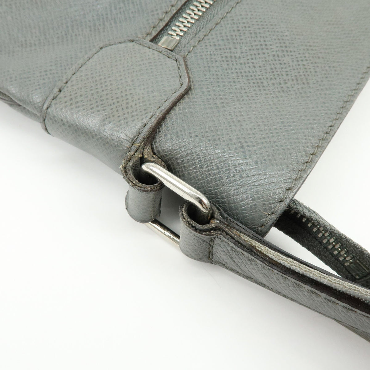 Louis Vuitton Sasha Taiga Leather Gray Leather Handbag (Pre-Owned)