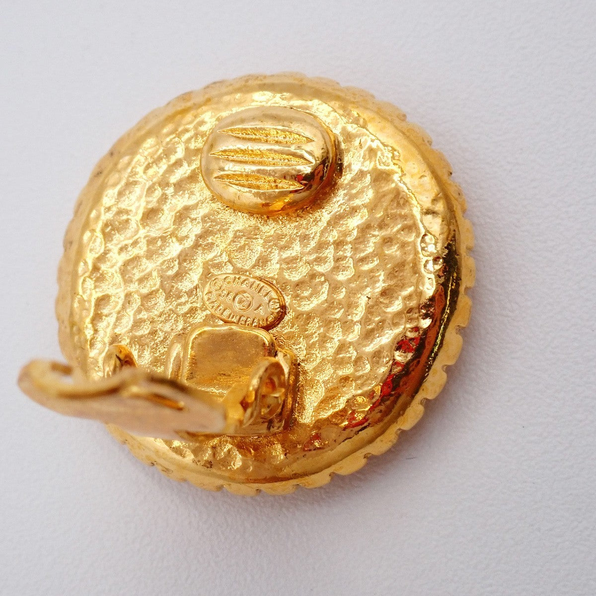 Chanel Vintage Cc Round Button Clip-On Metal Gold Gold_Plated Earrings Jewelry (Pre-Owned)