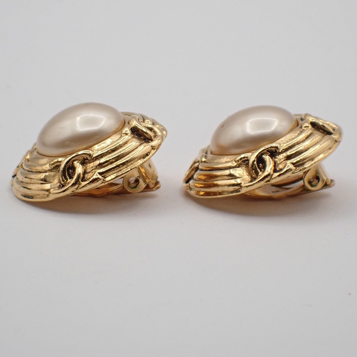 Chanel Vintage Round Clip-On Metal With Faux Pearl Gold Gold_Plated Earrings Jewelry (Pre-Owned)