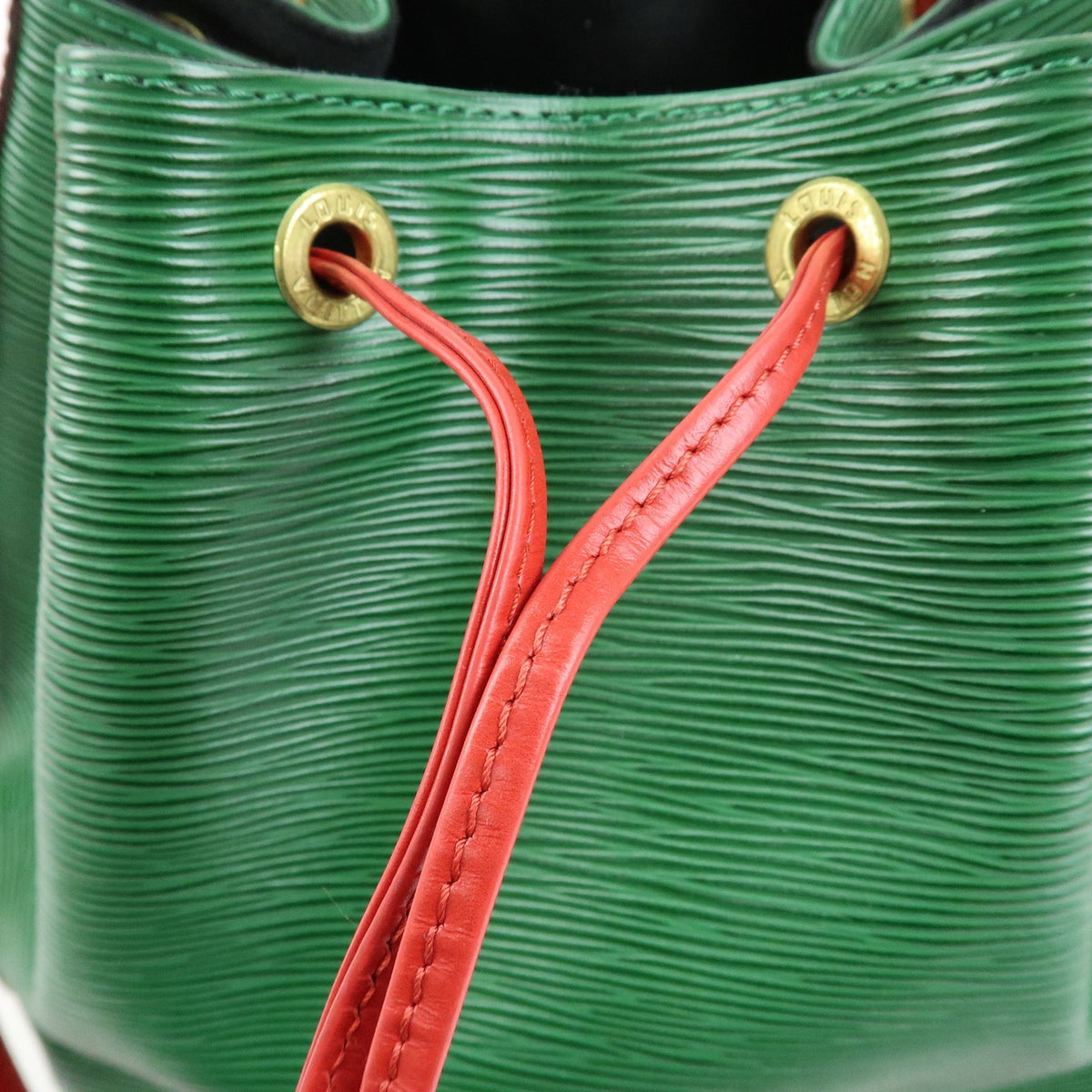 Louis Vuitton Bicolor Petit Noe Epi Leather Green Leather Handbag (Pre-Owned)