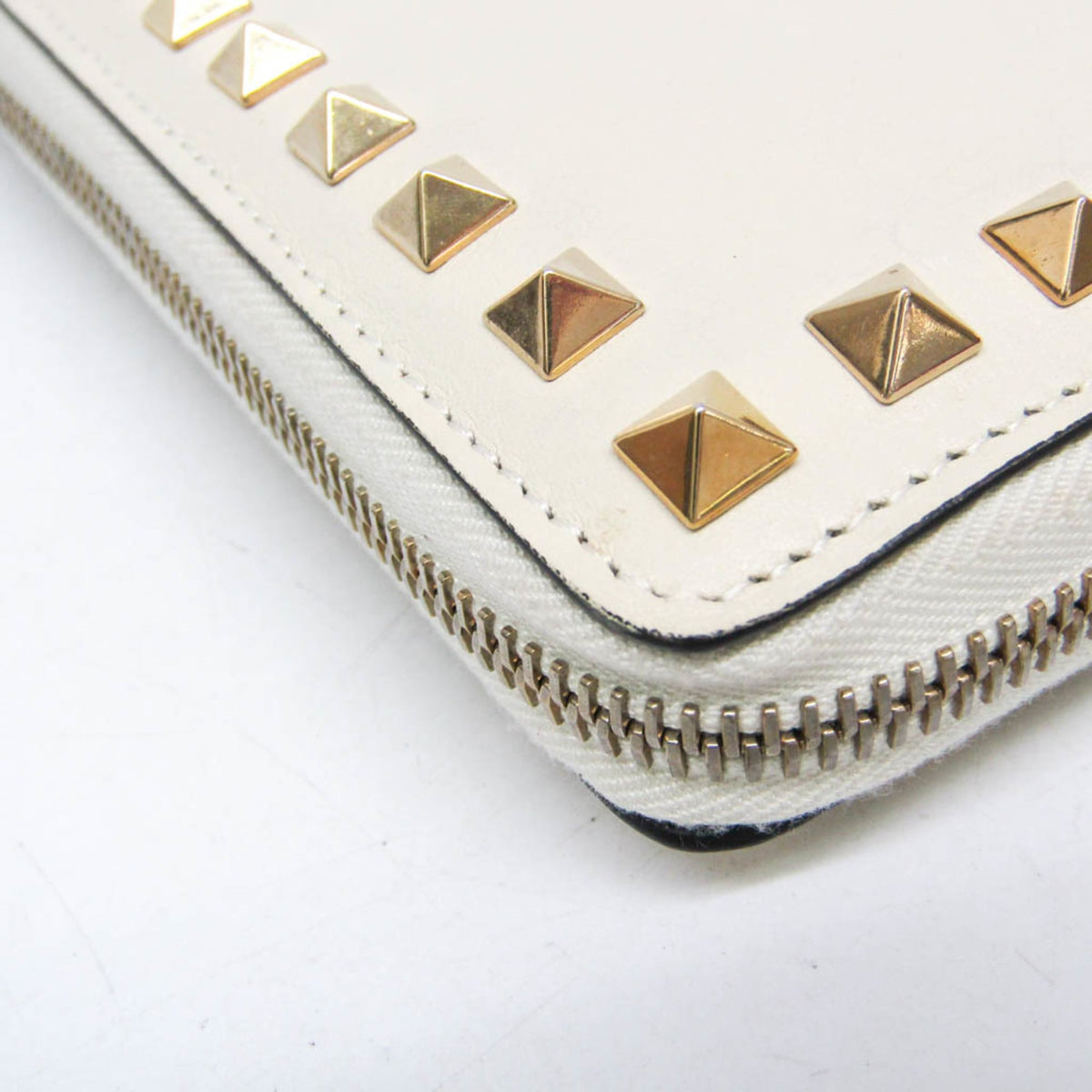 Valentino Garavani Rockstud Zip Around Leather White Leather Wallets Accessory (Pre-Owned)