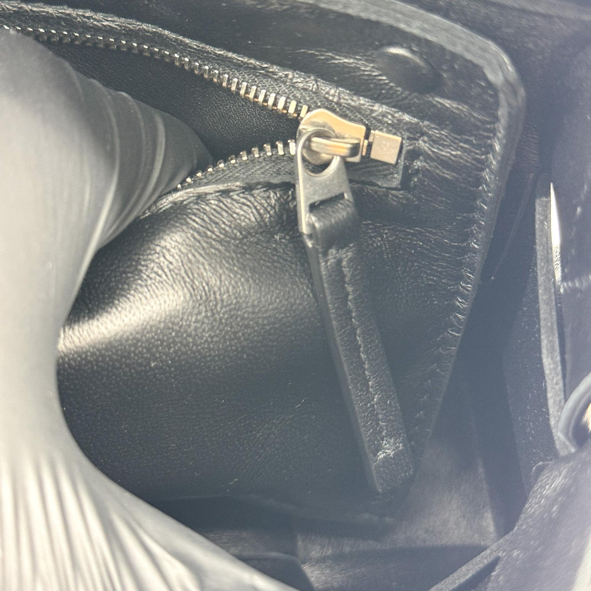 Bottega Veneta Cassette Maxi Intrecciato Leather Black Leather Crossbody Bag Bag (Pre-Owned)