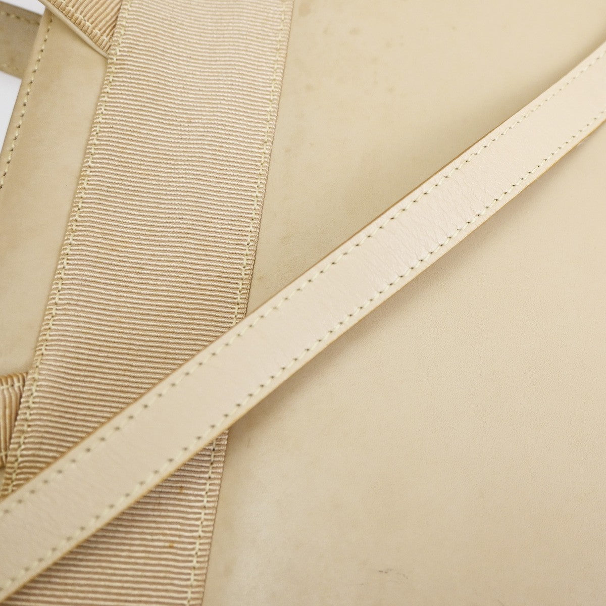 Salvatore Ferragamo Convertible Vara Bow Tote Leather Beige Leather Handbag (Pre-Owned)