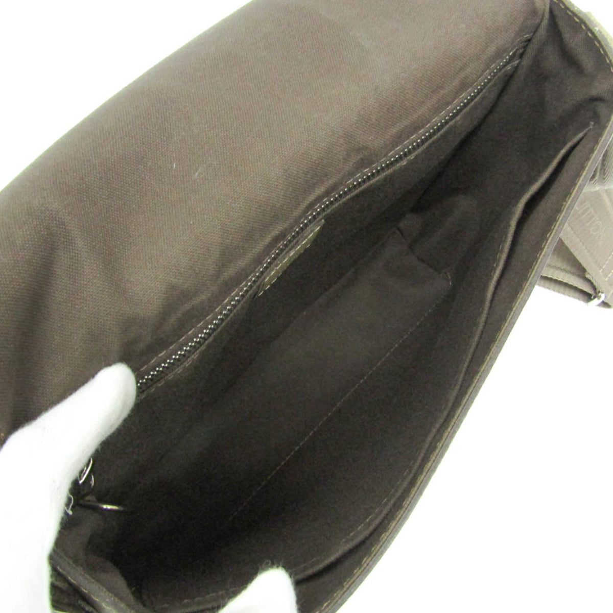 Louis Vuitton Roman Taiga Leather Beige Leather Shoulder Bag Bag (Pre-Owned)