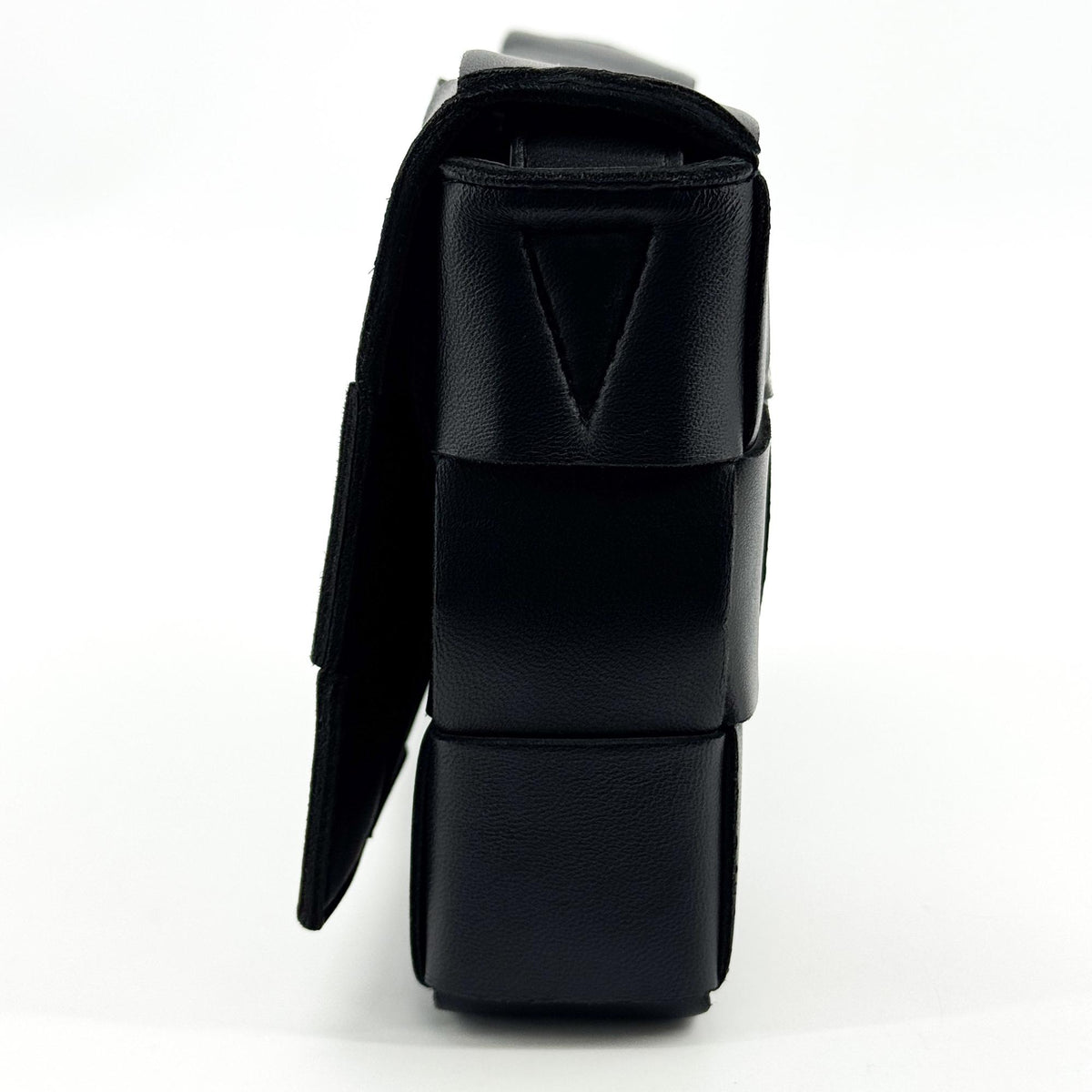 Bottega Veneta Cassette Maxi Intrecciato Leather Black Leather Crossbody Bag Bag (Pre-Owned)