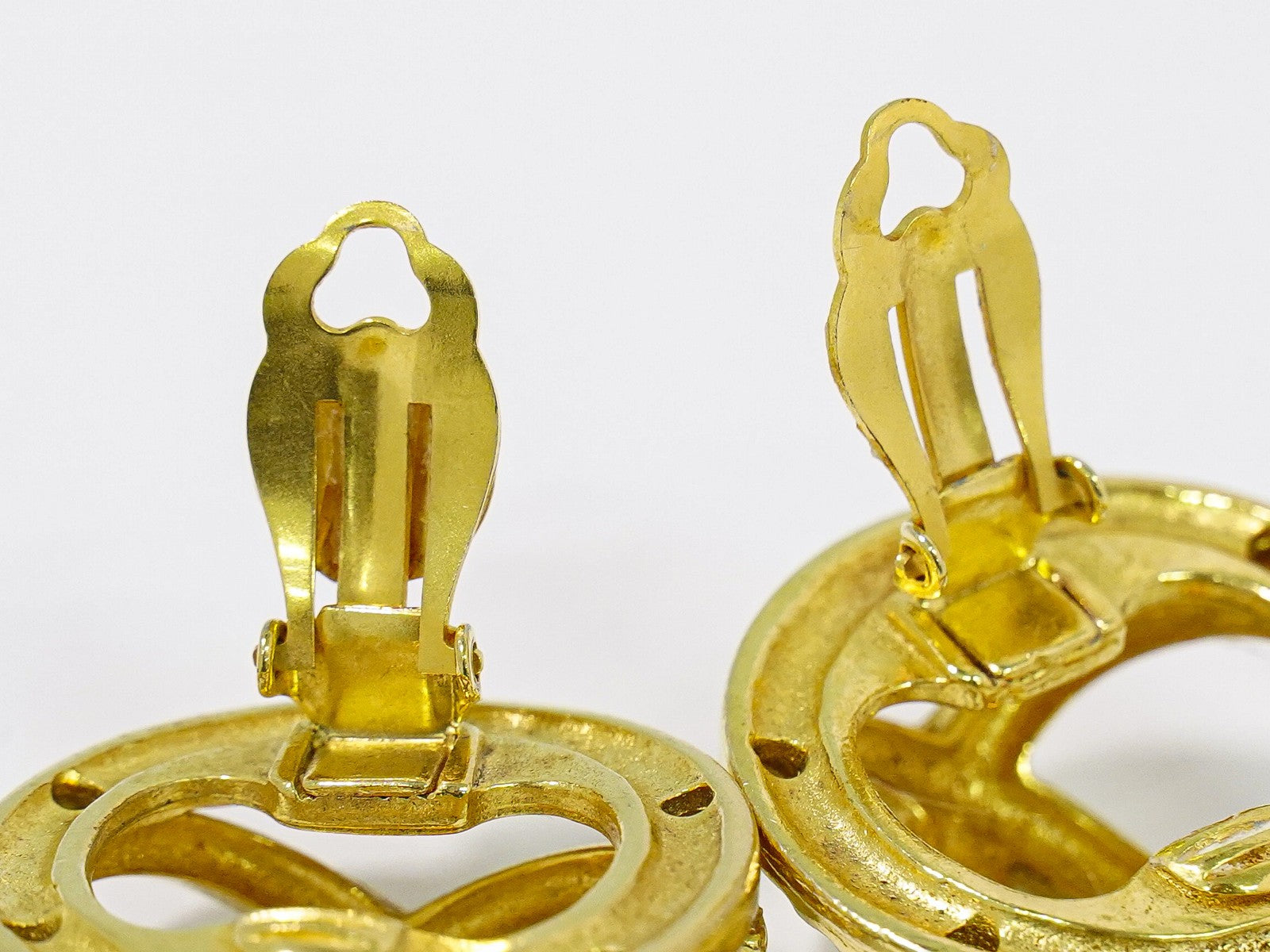 Chanel Vintage Cc Round Cutout Clip-On Metal Gold Gold_Plated Earrings Jewelry (Pre-Owned)
