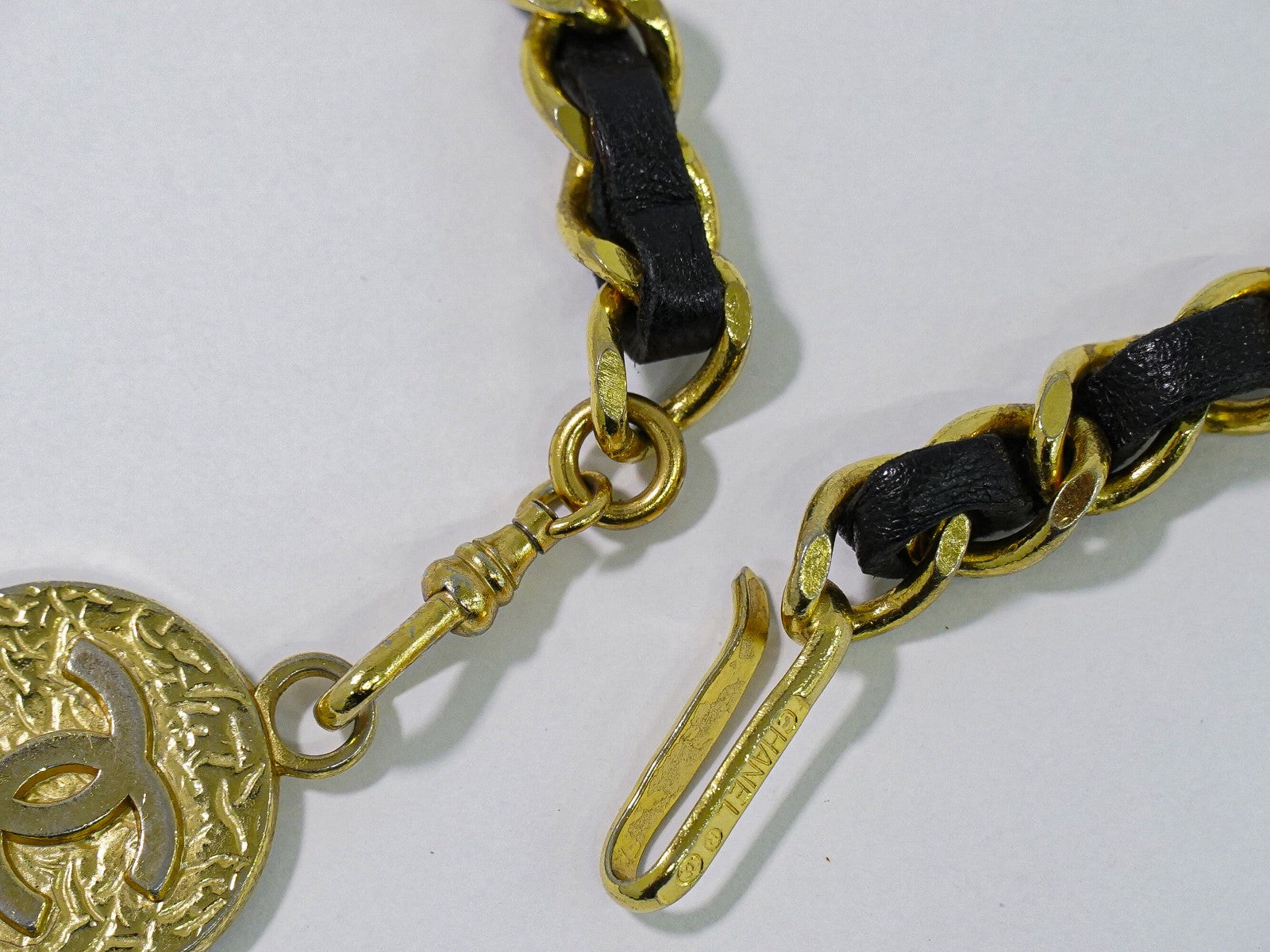Chanel Vintage Logo Chain Belt Metal And Leather Gold Gold_Plated Belts Accessory (Pre-Owned)