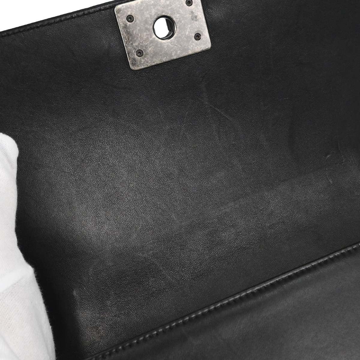 Chanel Boy Chanel Quilted Black Leather Shoulder Bag Bag (Pre-Owned)