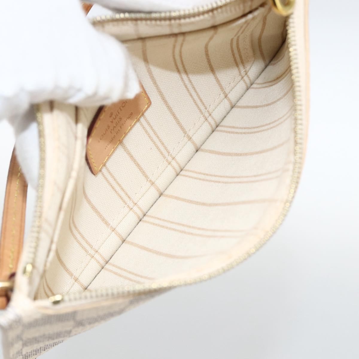 Louis Vuitton Neverfull Pochette Damier Ebene White Canvas Clutche & Pouche Bag (Pre-Owned)