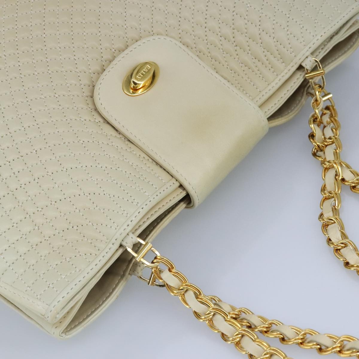 Bally Vintage Quilted Leather Beige Leather Shoulder Bag Bag (Pre-Owned)