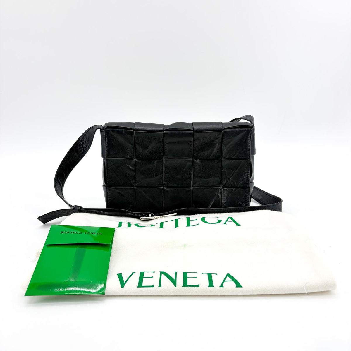 Bottega Veneta Cassette Maxi Intrecciato Leather Black Leather Shoulder Bag Bag (Pre-Owned)