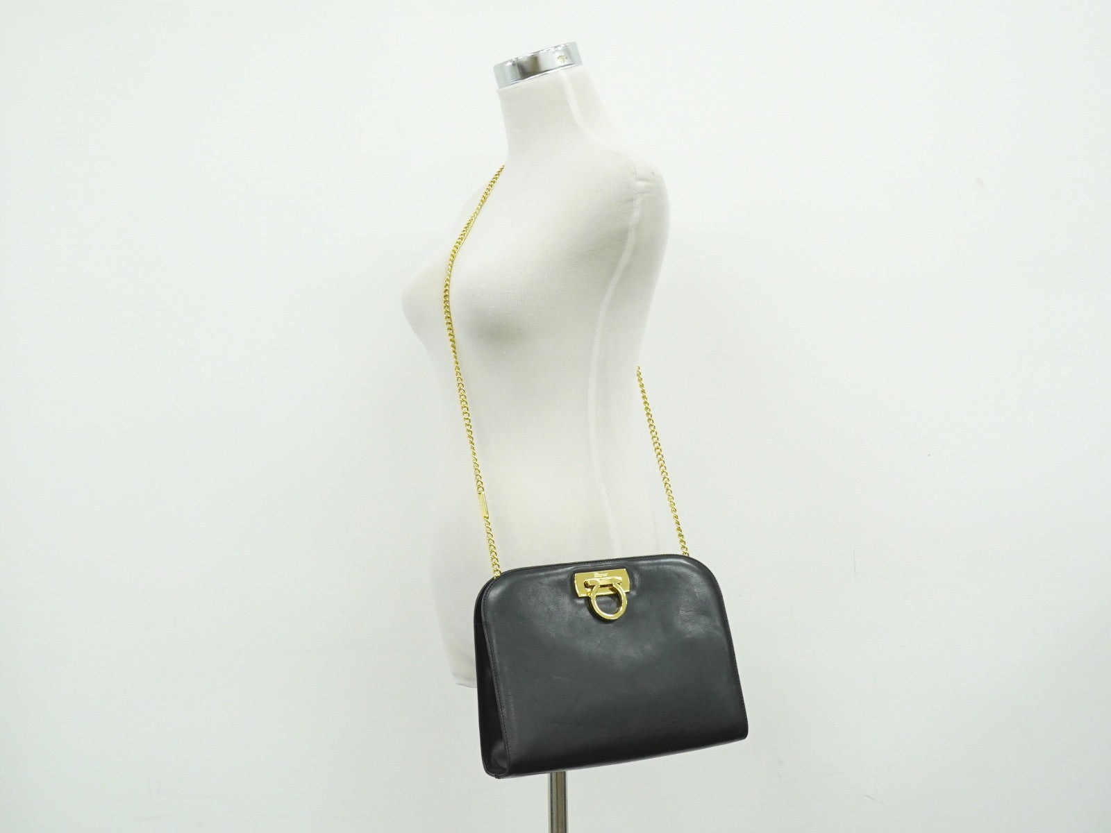 Salvatore Ferragamo Vintage Gancini Chain Leather Black Leather Shoulder Bag Bag (Pre-Owned)