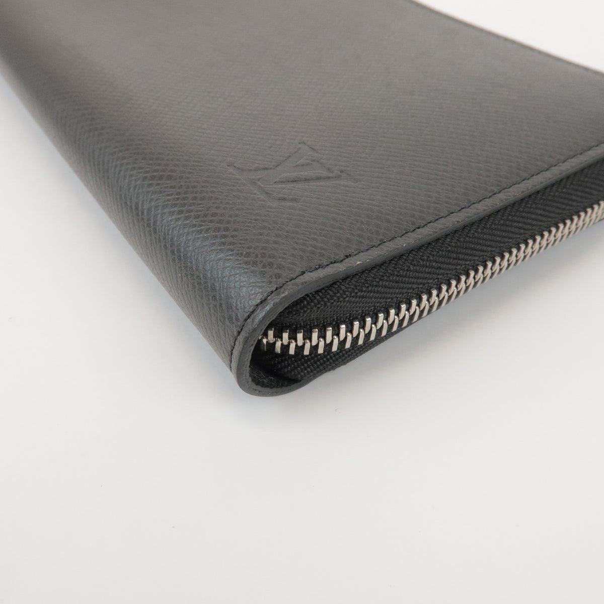Louis Vuitton Zippy Organizer Taiga Leather Black Leather Wallets Accessory (Pre-Owned)