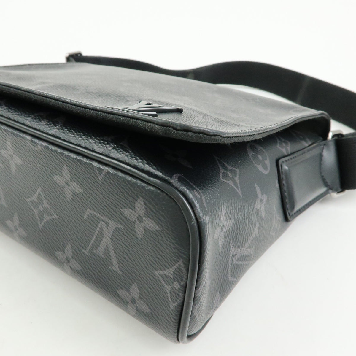 Louis Vuitton District Messenger Monogram Eclipse Canvas Gray Canvas Handbag (Pre-Owned)