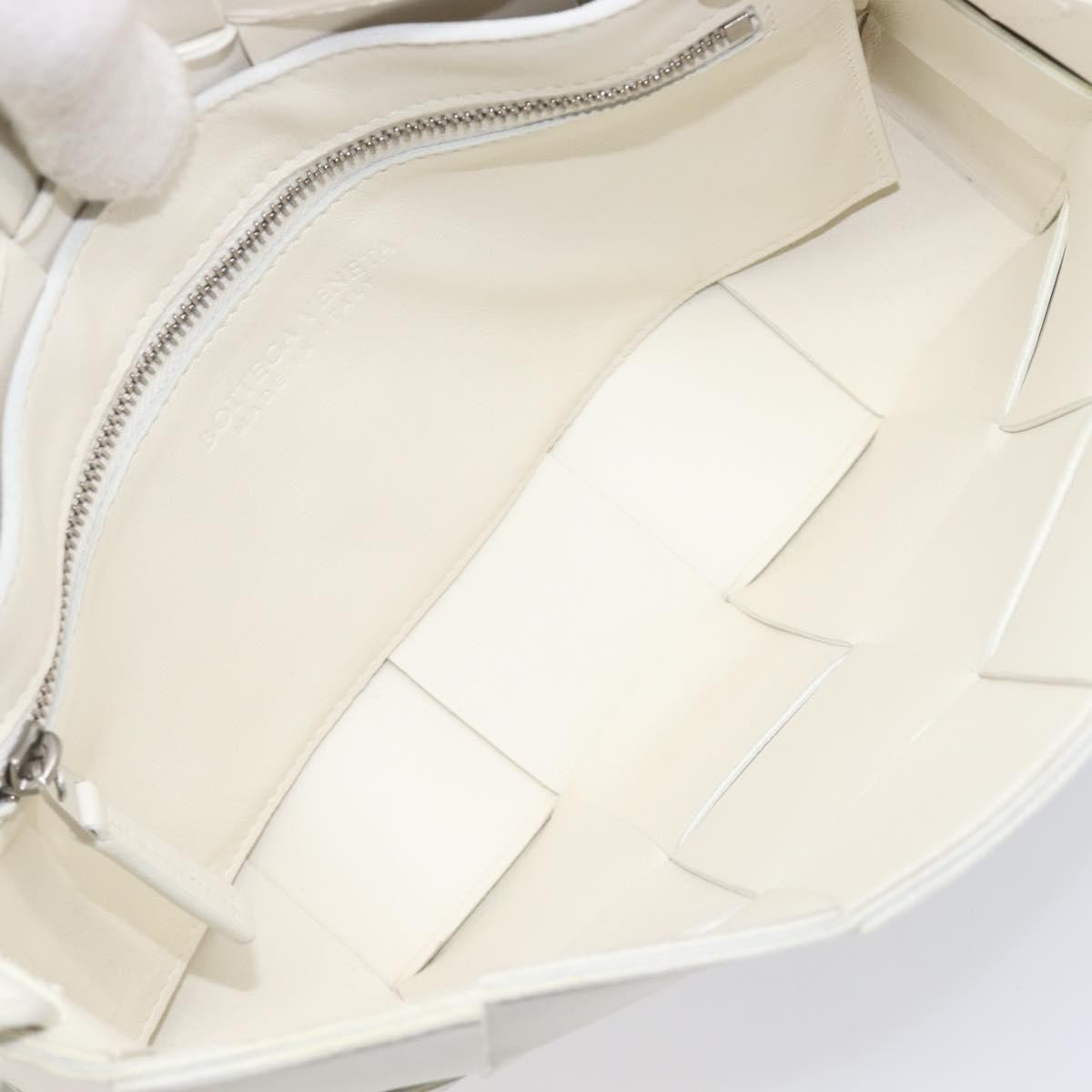 Bottega Veneta Cassette Maxi Intrecciato Leather White Leather Crossbody Bag Bag (Pre-Owned)