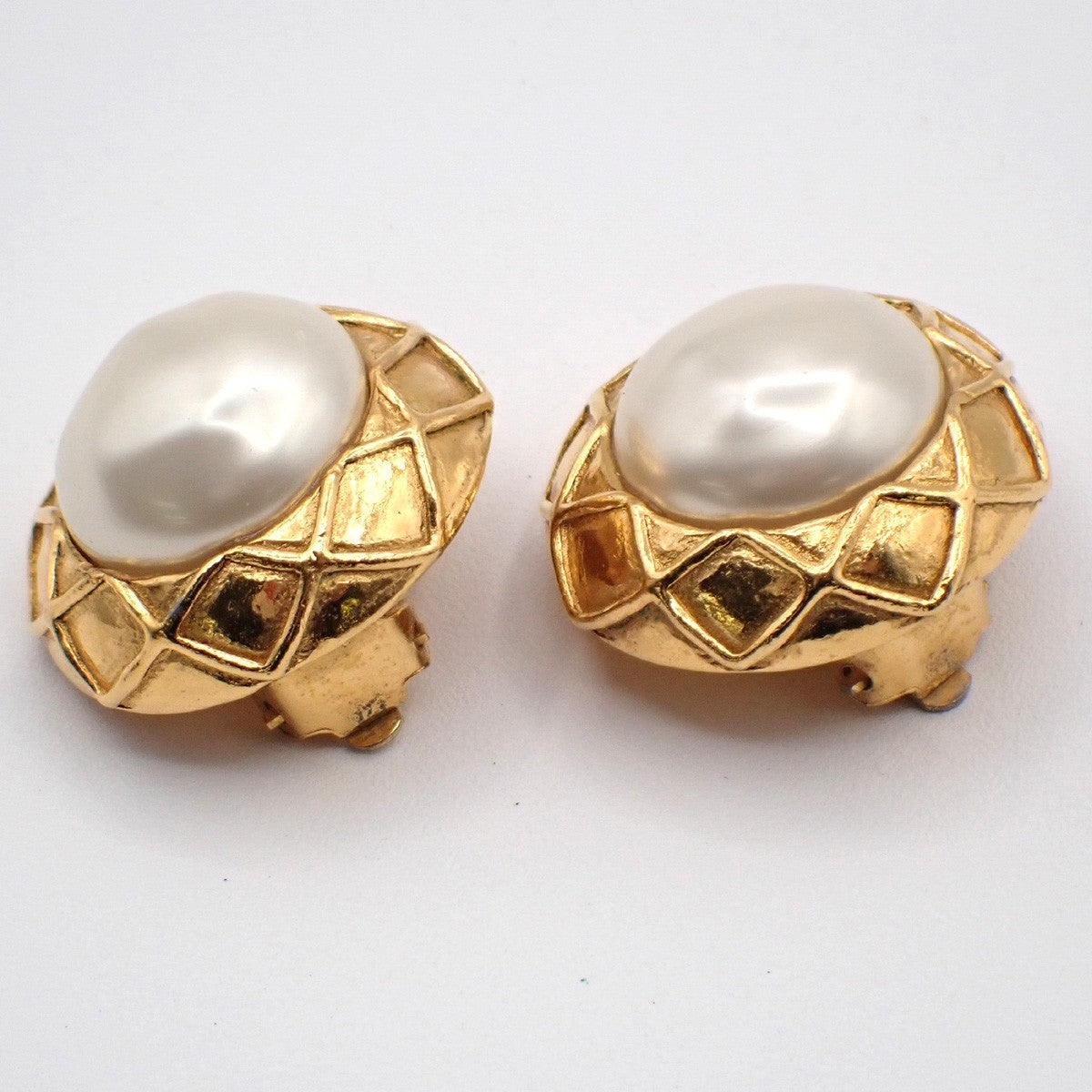 Chanel Vintage Round Clip-On Metal With Faux Pearl Gold Gold_Plated Earrings Jewelry (Pre-Owned)