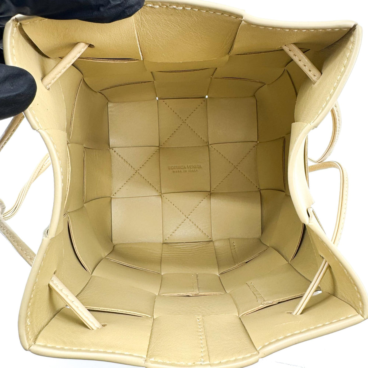 Bottega Veneta Cassette Leather Beige Leather Shoulder Bag Bag (Pre-Owned)