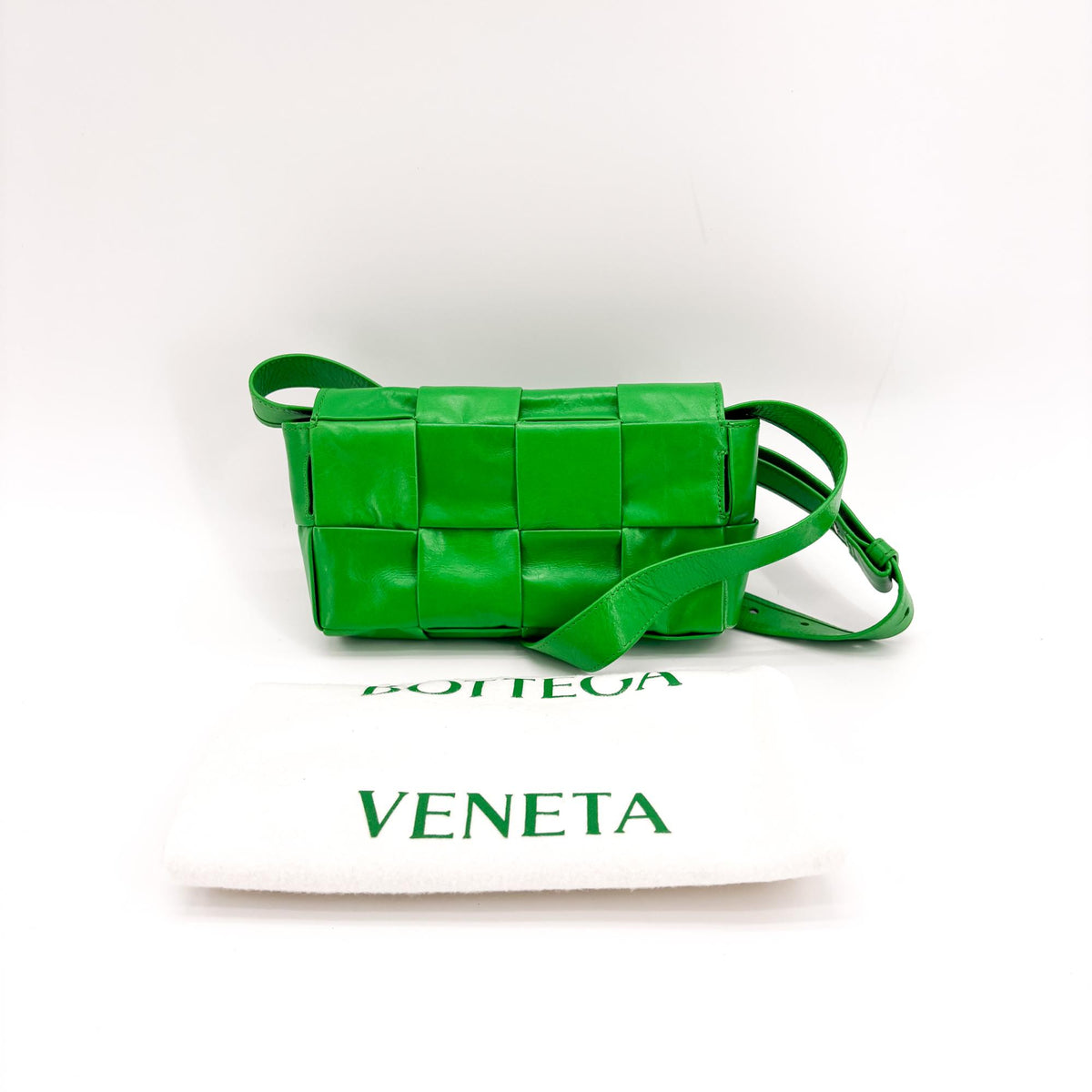 Bottega Veneta Cassette Belt Maxi Intrecciato Leather Green Leather Clutche & Pouche Bag (Pre-Owned)