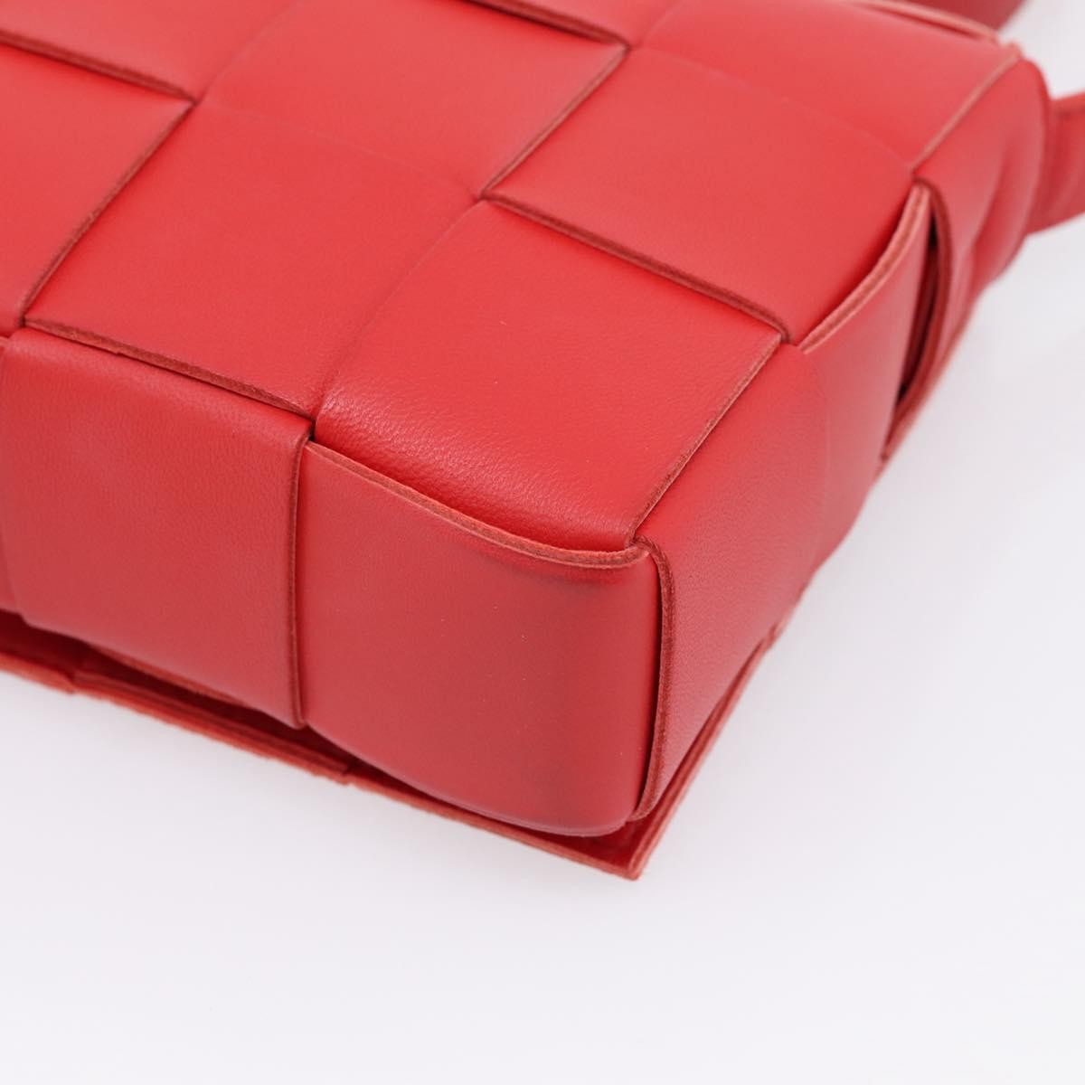 Bottega Veneta Cassette Maxi Intrecciato Leather Red Leather Crossbody Bag Bag (Pre-Owned)