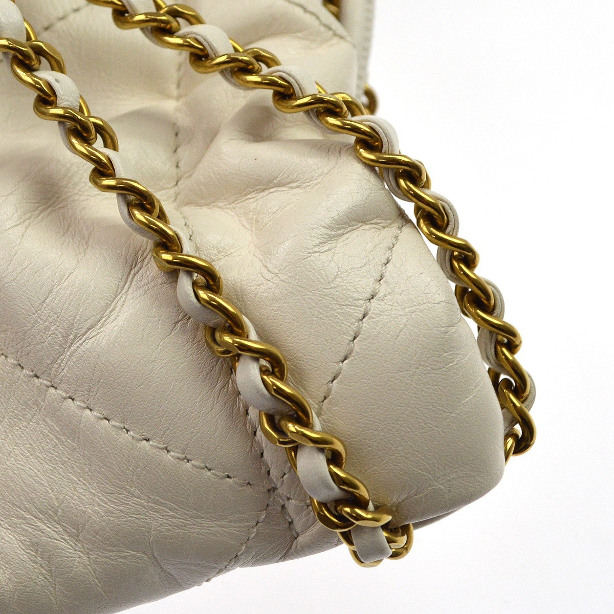 Chanel 22 Chain Hobo Quilted Shaded Calfskin White Leather Shoulder Bag Bag (Pre-Owned)