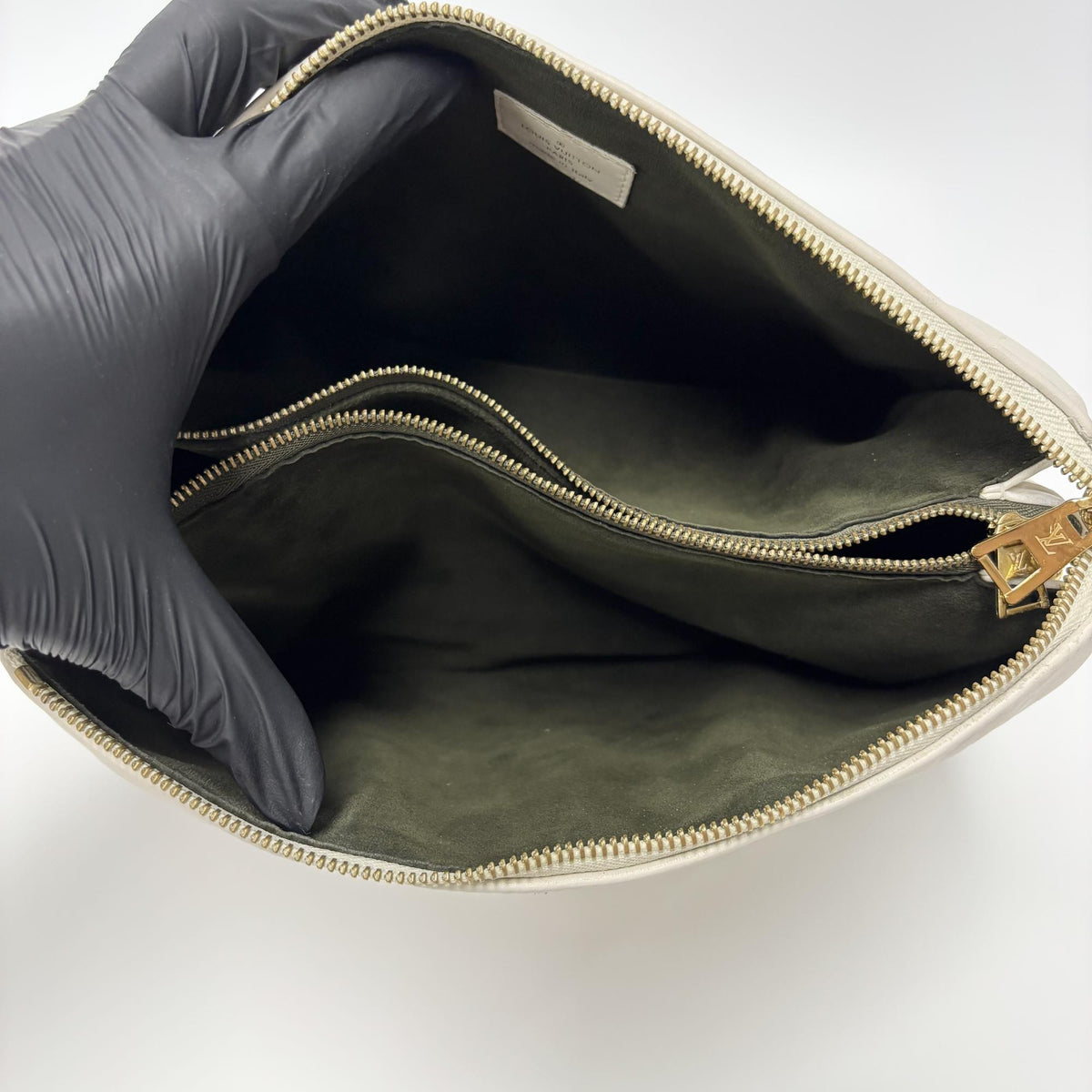 Louis Vuitton Coussin Monogram Embossed Lambskin White Leather Handbag (Pre-Owned)