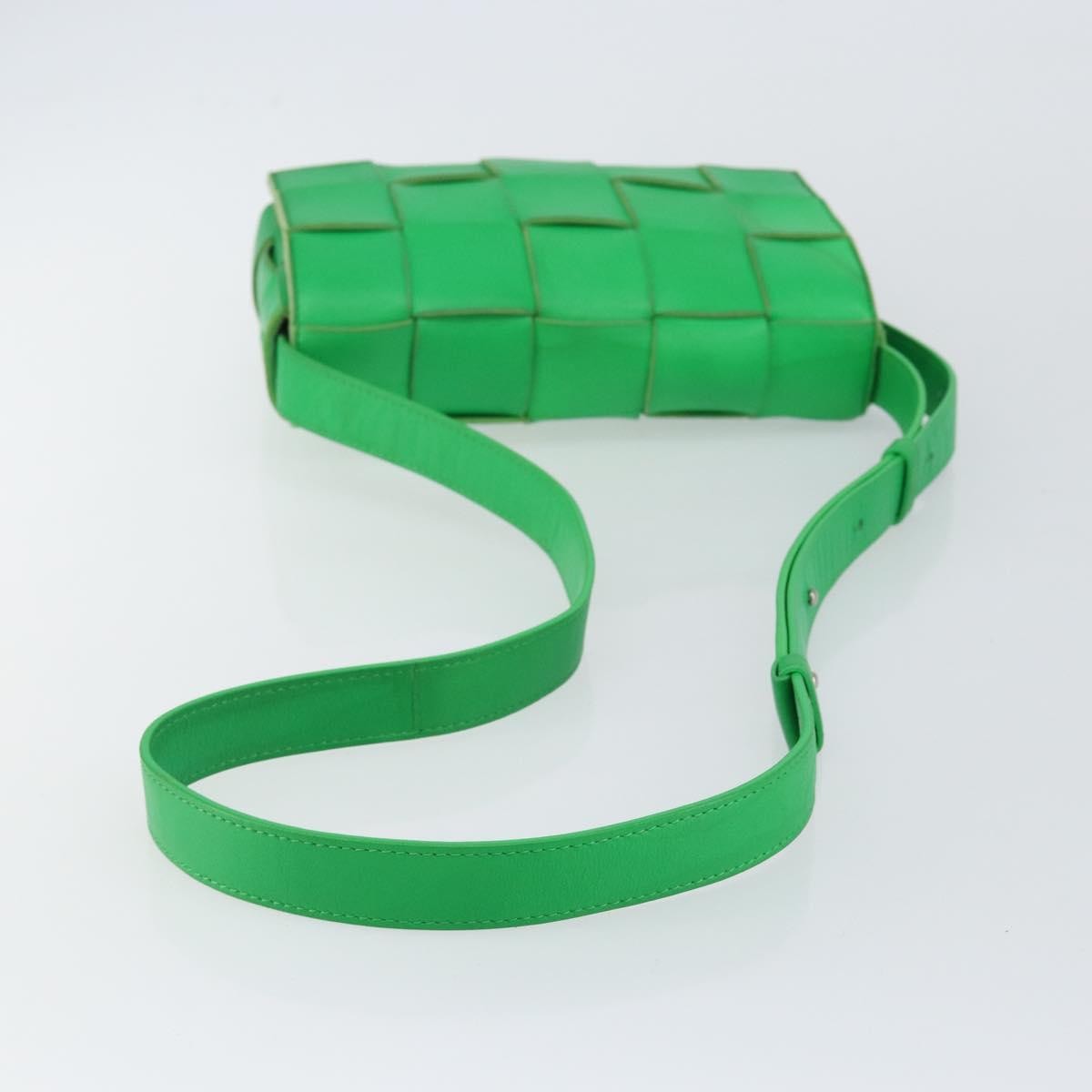 Bottega Veneta Cassette Maxi Intrecciato Leather Green Leather Bag (Pre-Owned)