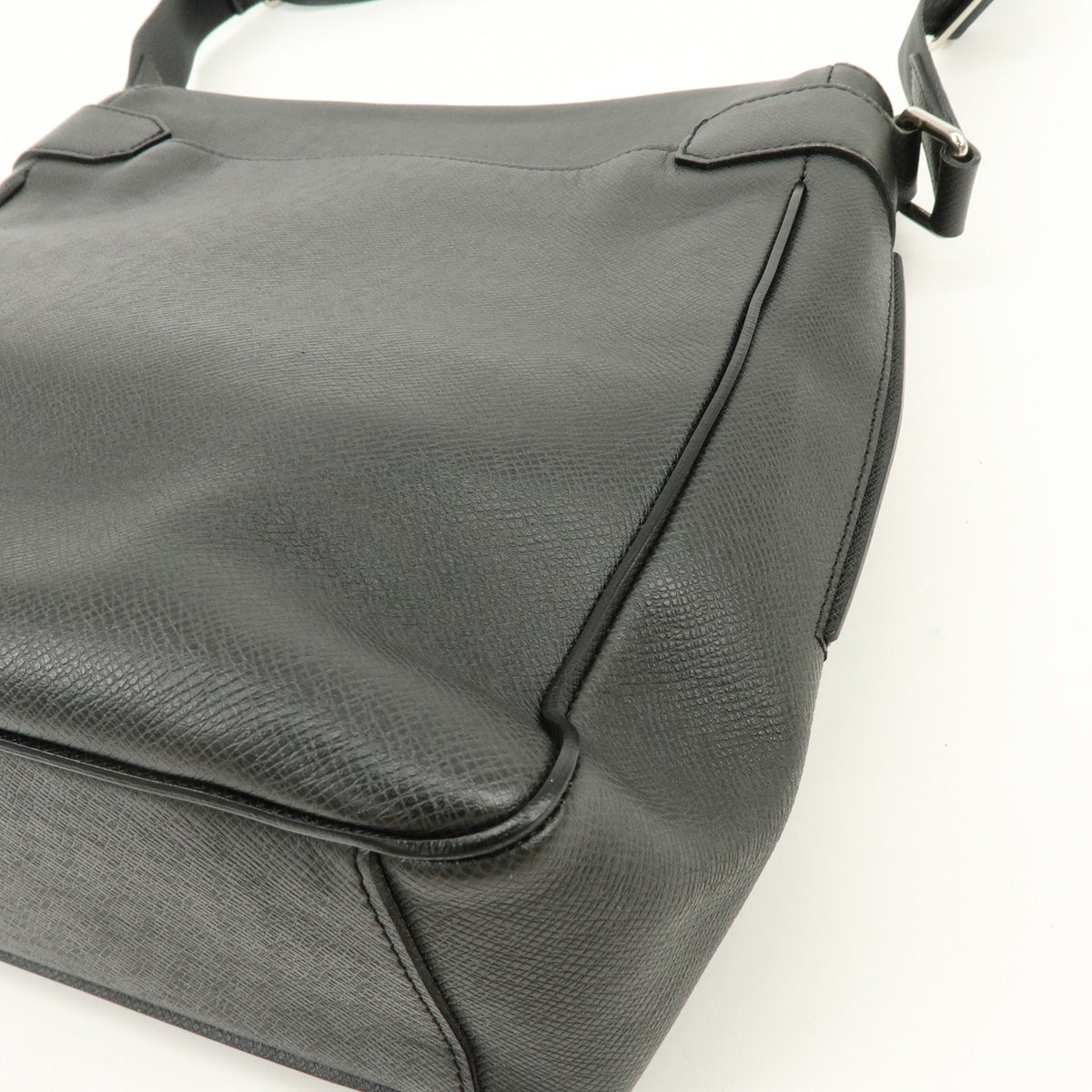 Louis Vuitton Roman Taiga Leather Gray Leather Handbag (Pre-Owned)