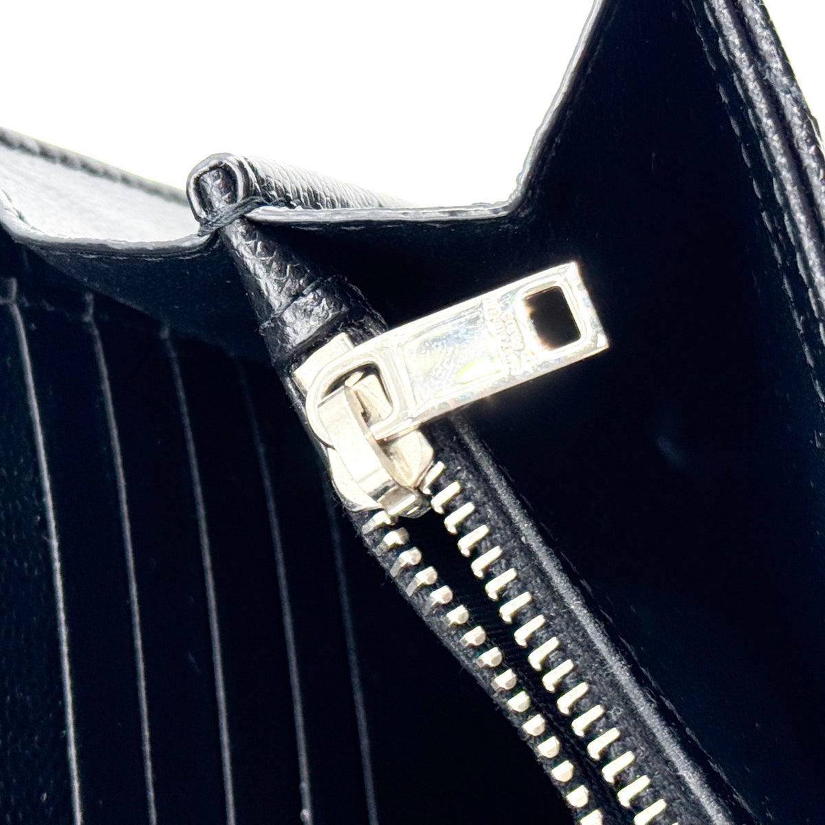 Saint Laurent Classic Monogram Wallet On Chain Matelasse Chevron Leather Black Leather Crossbody Bag Bag (Pre-Owned)
