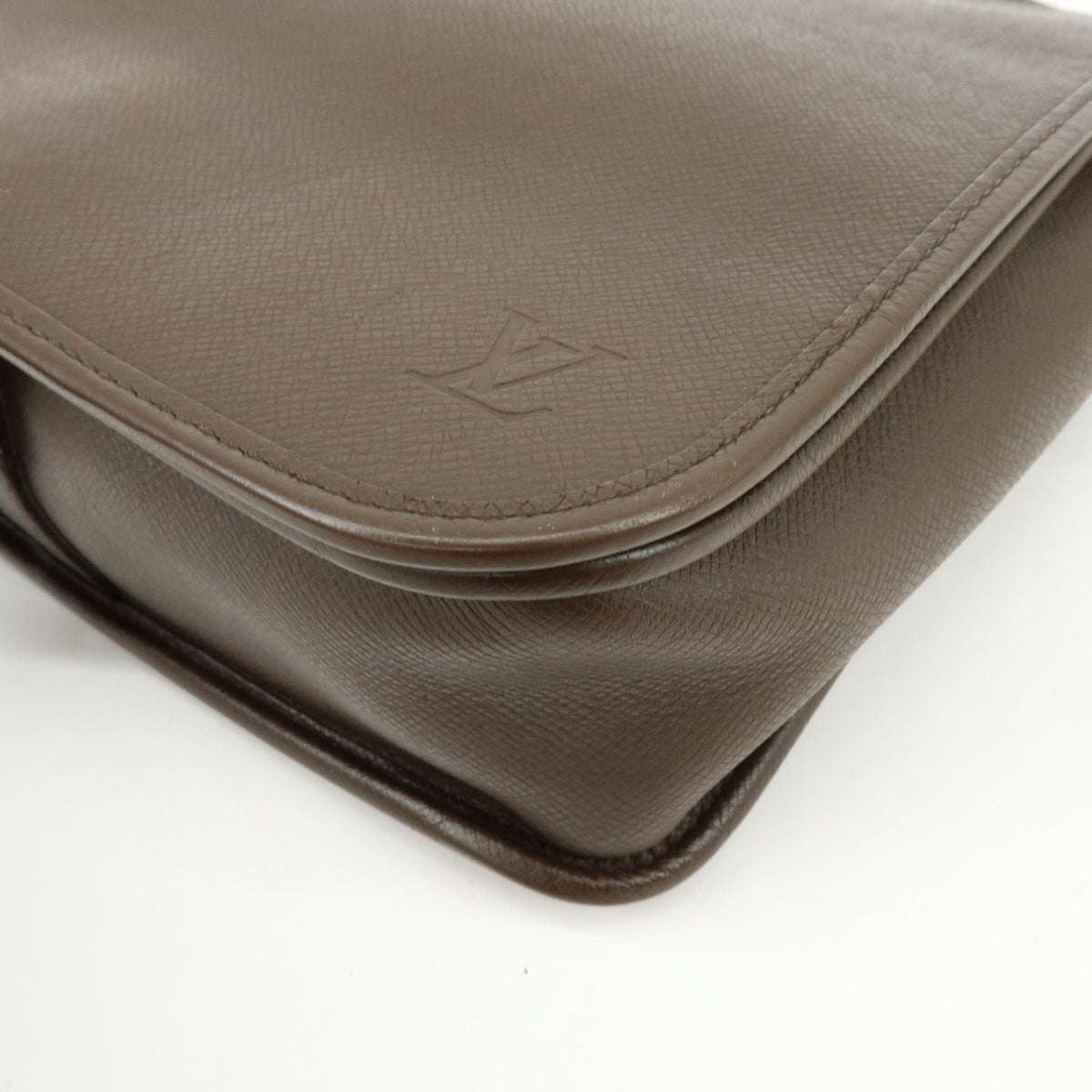 Louis Vuitton Andrei Messenger Taiga Leather Brown Leather Handbag (Pre-Owned)