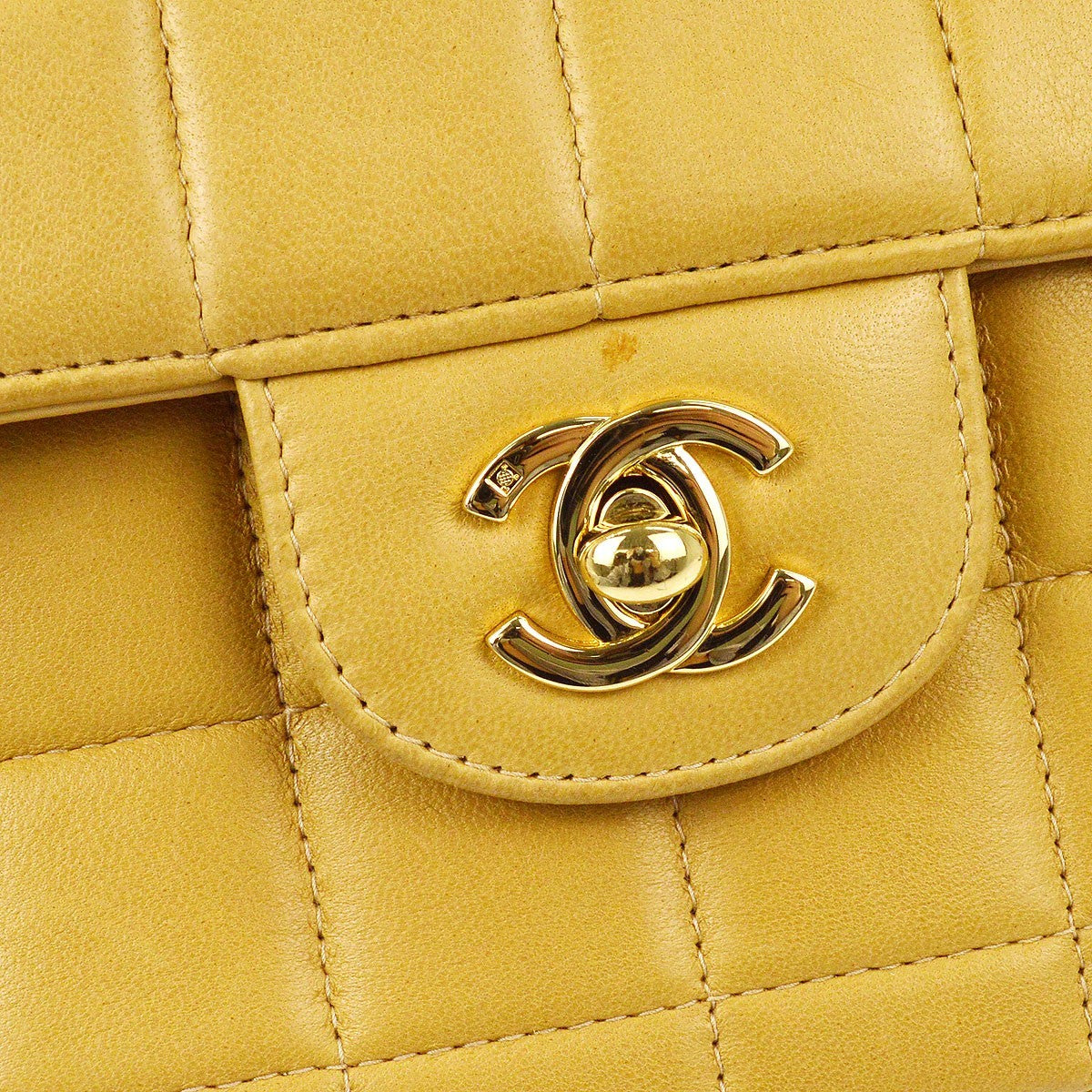 Chanel Chocolate Bar Flap Quilted Lambskin Beige Leather Handbag (Pre-Owned)