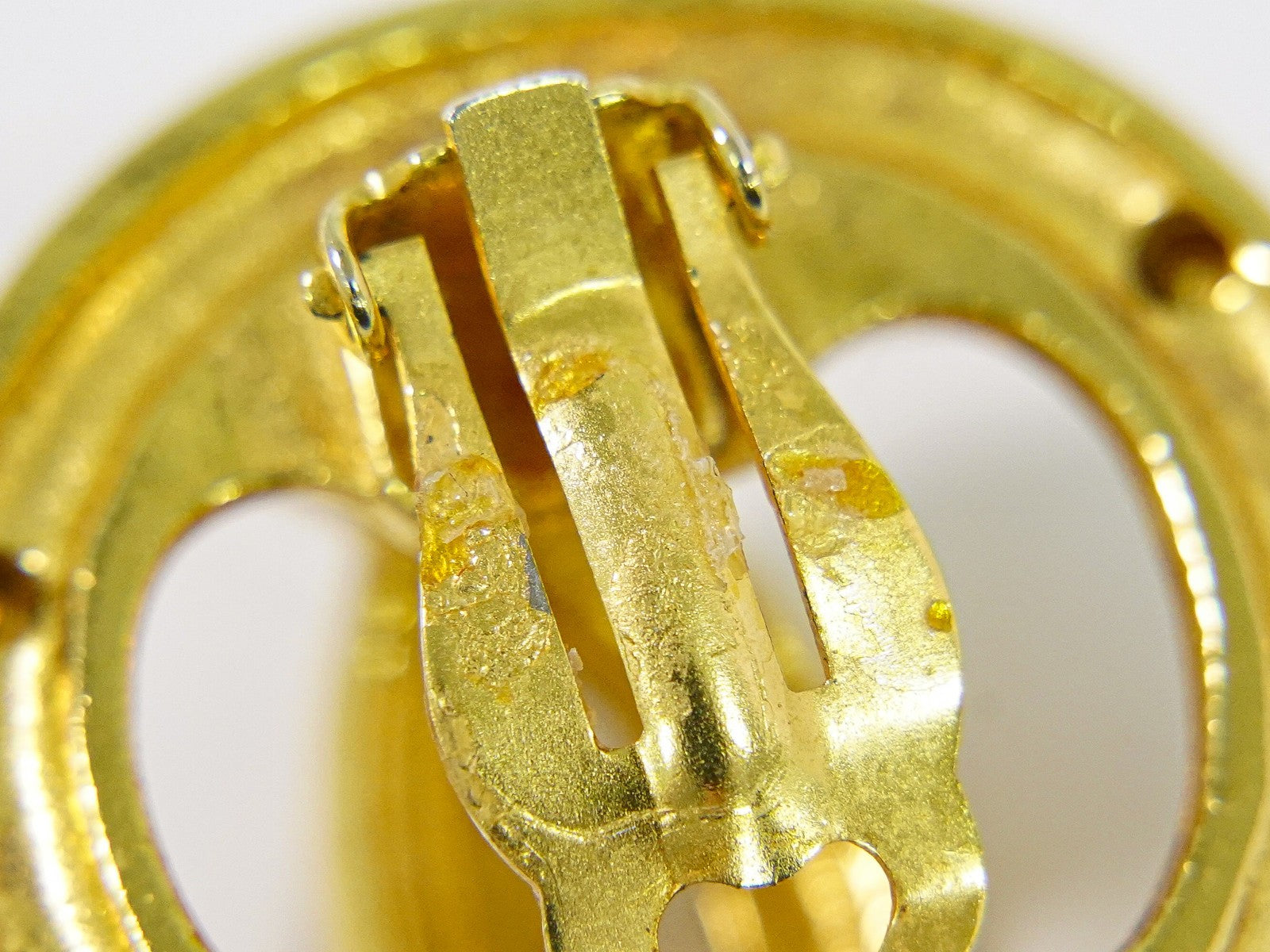Chanel Vintage Cc Round Cutout Clip-On Metal Gold Gold_Plated Earrings Jewelry (Pre-Owned)