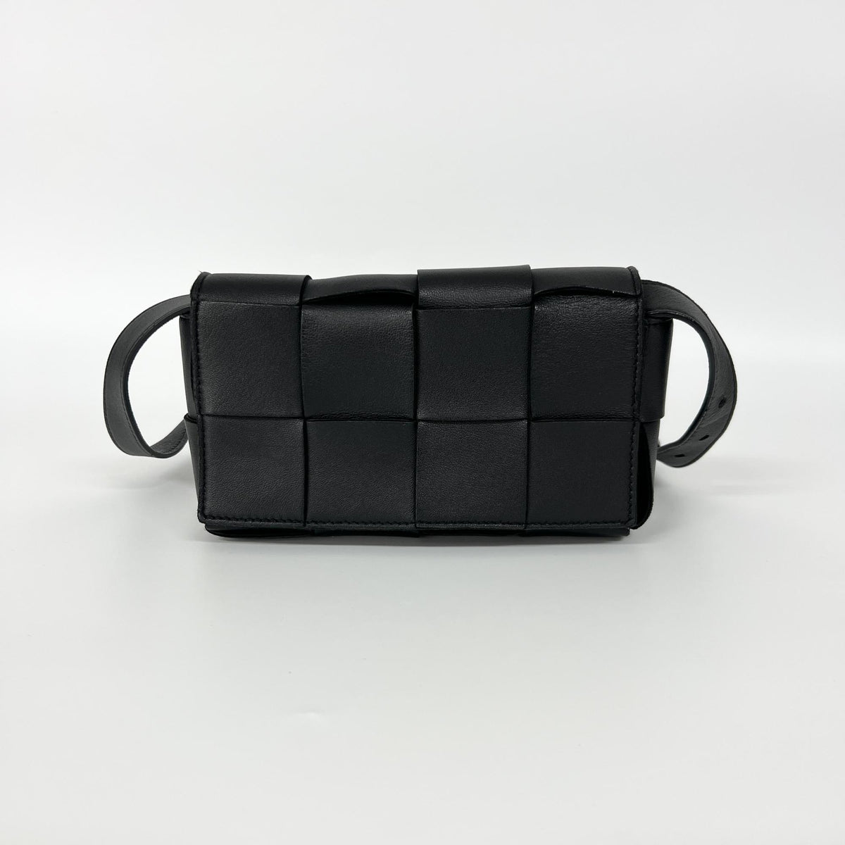 Bottega Veneta Cassette Belt Maxi Intrecciato Leather Black Leather Clutche & Pouche Bag (Pre-Owned)