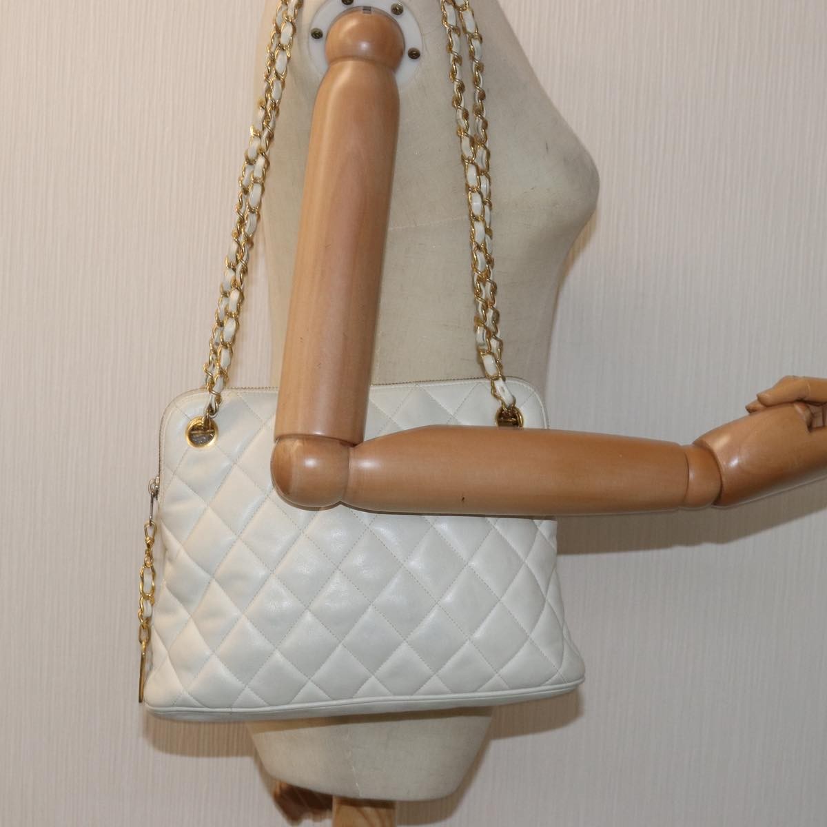Chanel Vintage Zip Chain Quilted Caviar White Leather Shoulder Bag Bag (Pre-Owned)