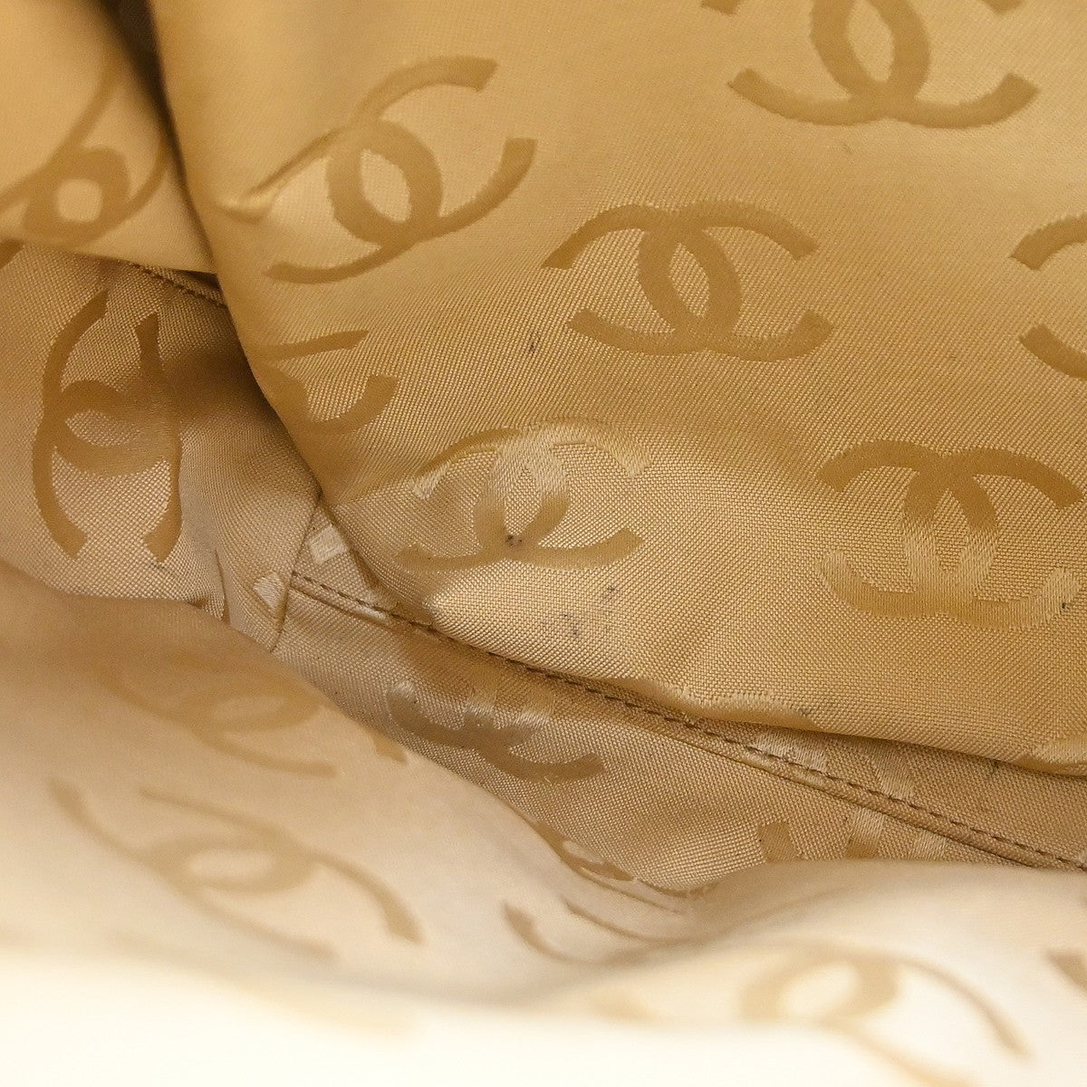 Chanel Surpique Zip Around Satchel Quilted Leather Beige Leather Handbag (Pre-Owned)
