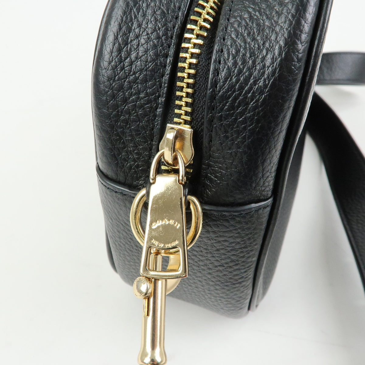 Coach Shoulder Leather Black Leather Handbag (Pre-Owned)