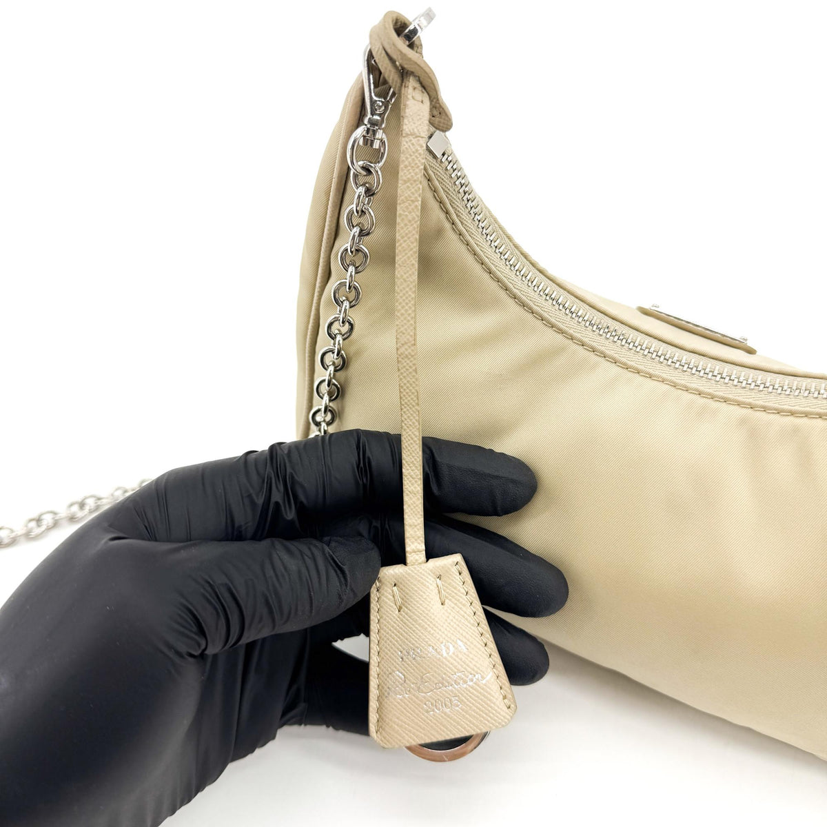 Prada Re-Edition 2005 Tessuto Beige Nylon Shoulder Bag Bag (Pre-Owned)