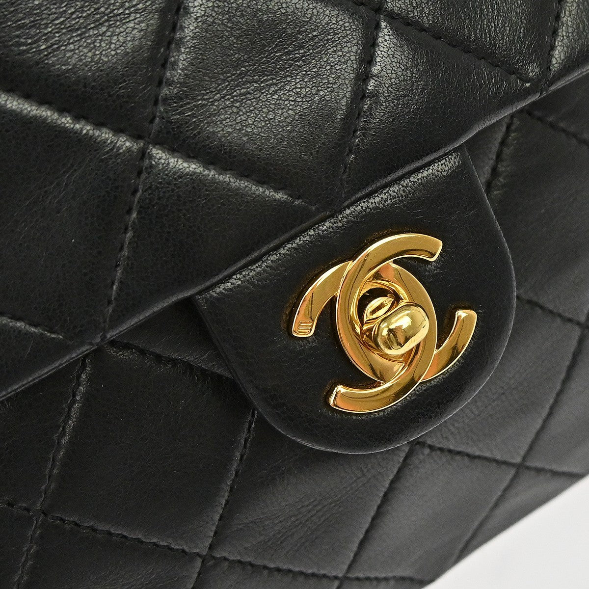 Chanel Vintage Square Classic Flap Quilted Lambskin Black Leather Handbag (Pre-Owned)