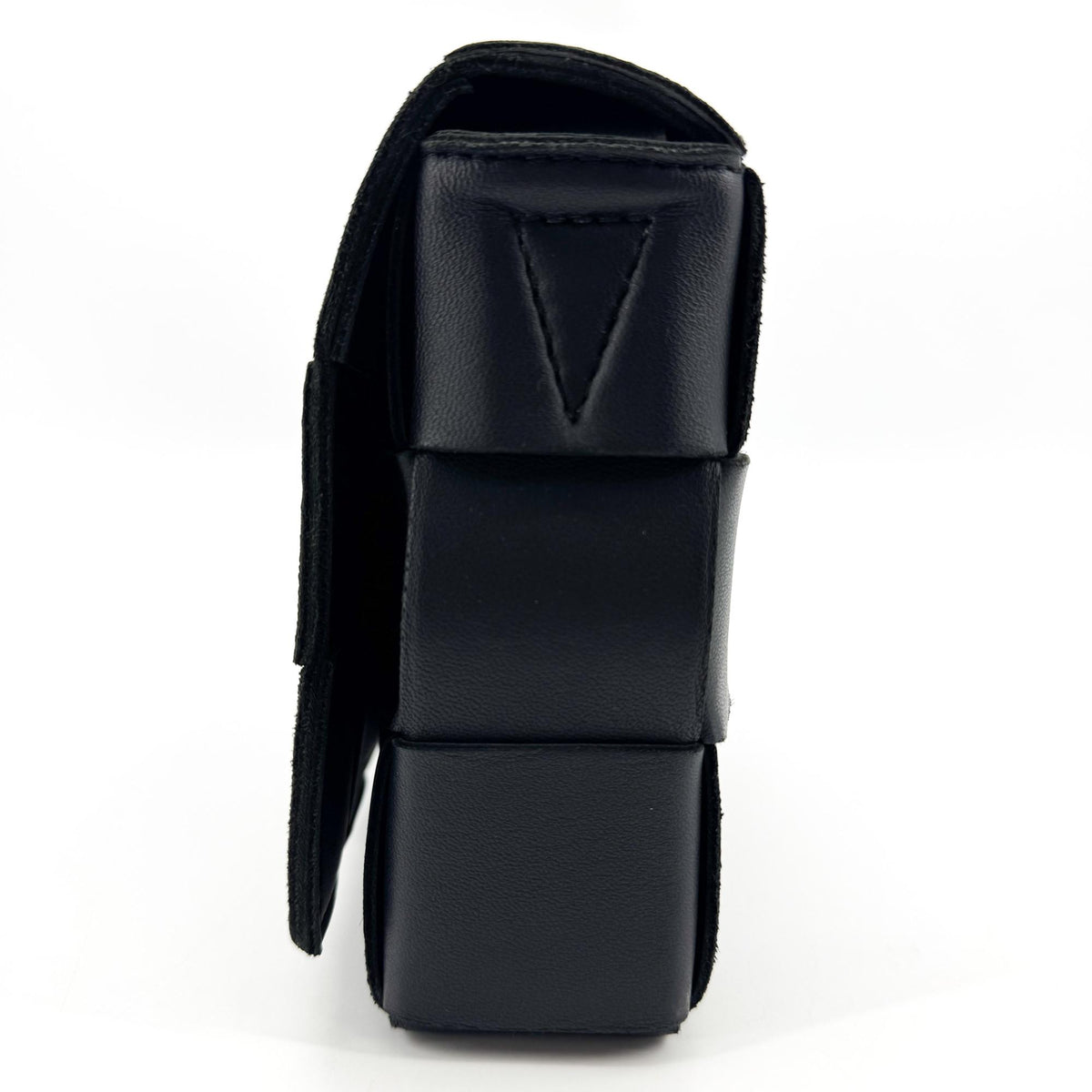Bottega Veneta Cassette Maxi Intrecciato Leather Black Leather Crossbody Bag Bag (Pre-Owned)