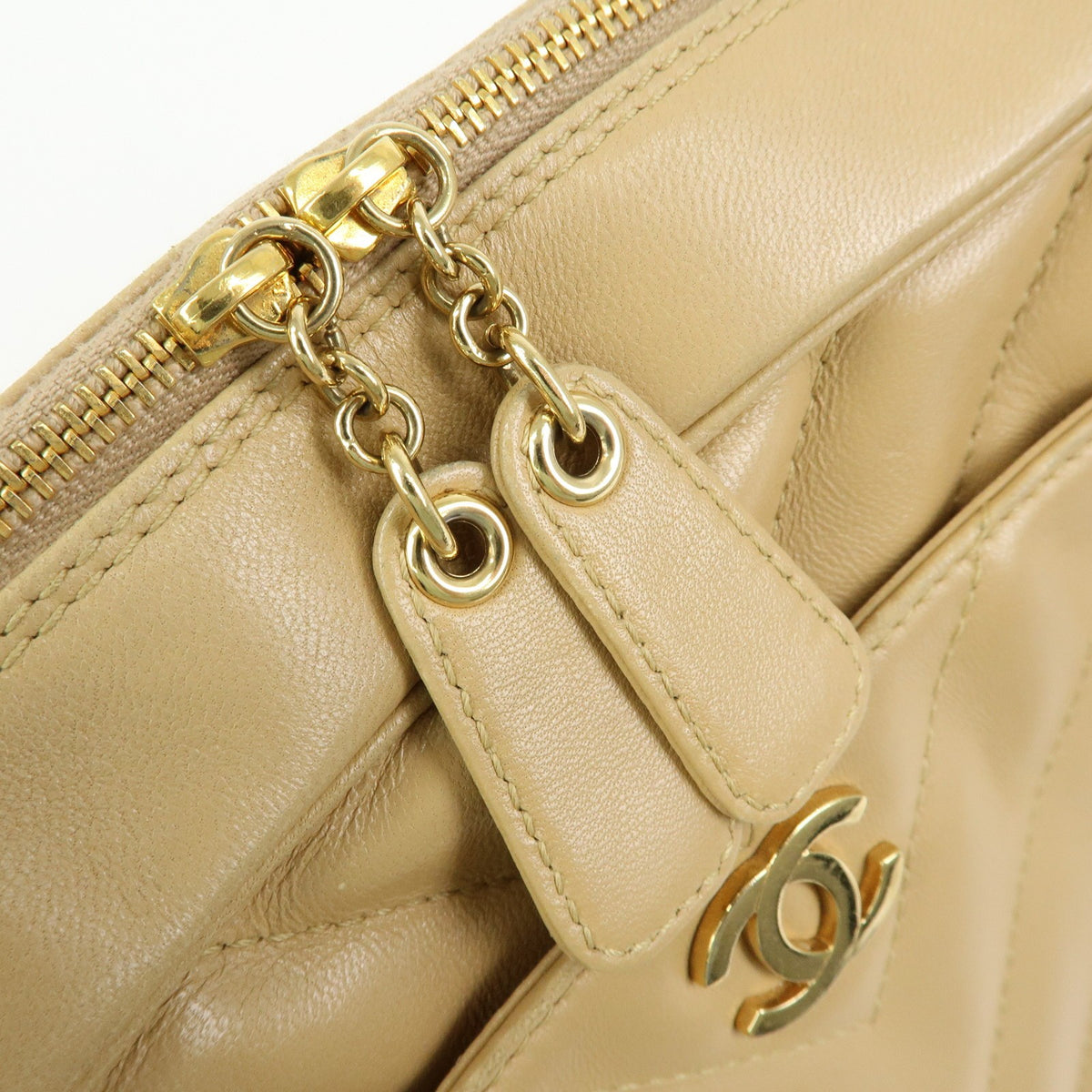 Chanel Vintage Pocket Camera Chevron Lambskin Beige Leather Handbag (Pre-Owned)
