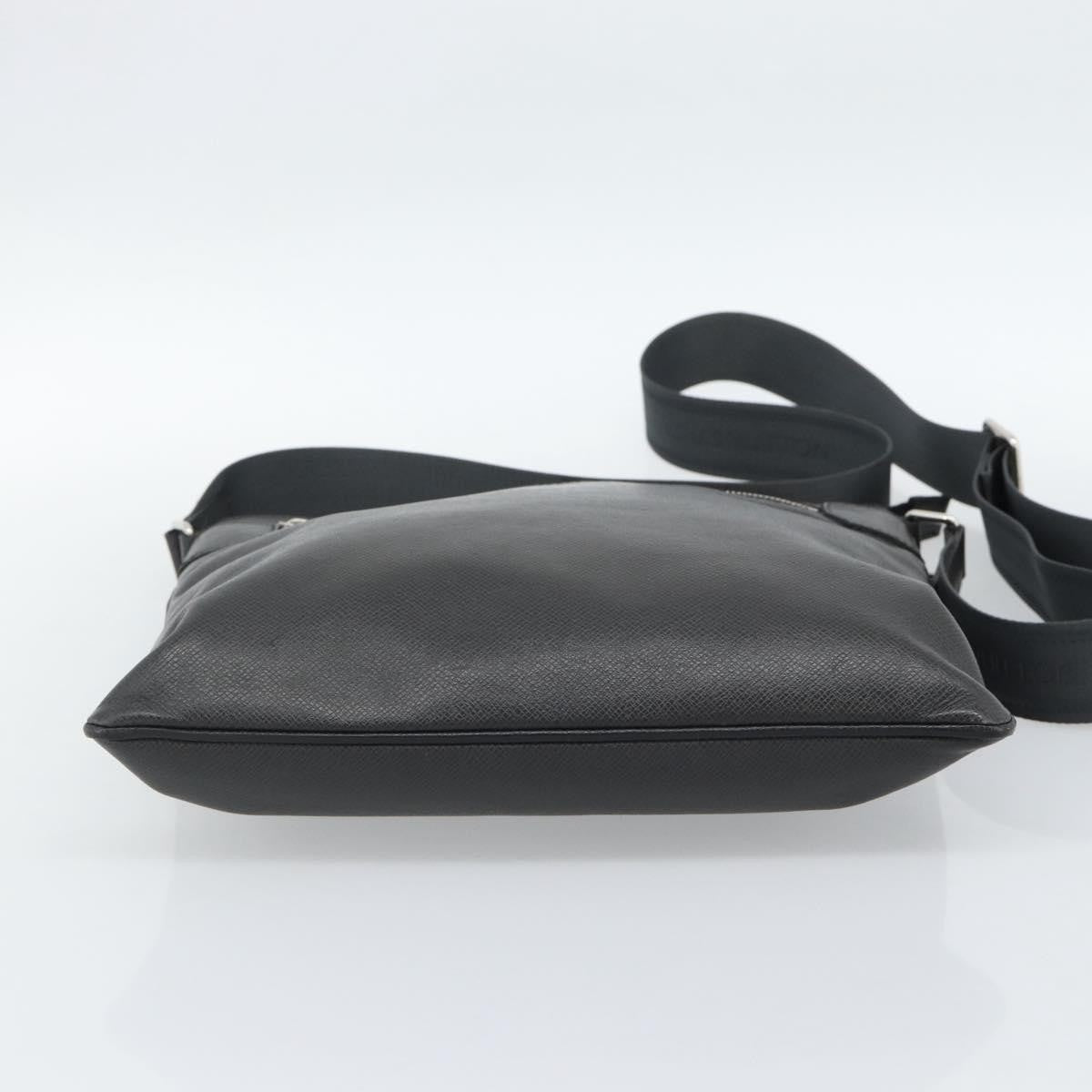 Louis Vuitton Sasha Taiga Leather Gray Leather Shoulder Bag Bag (Pre-Owned)