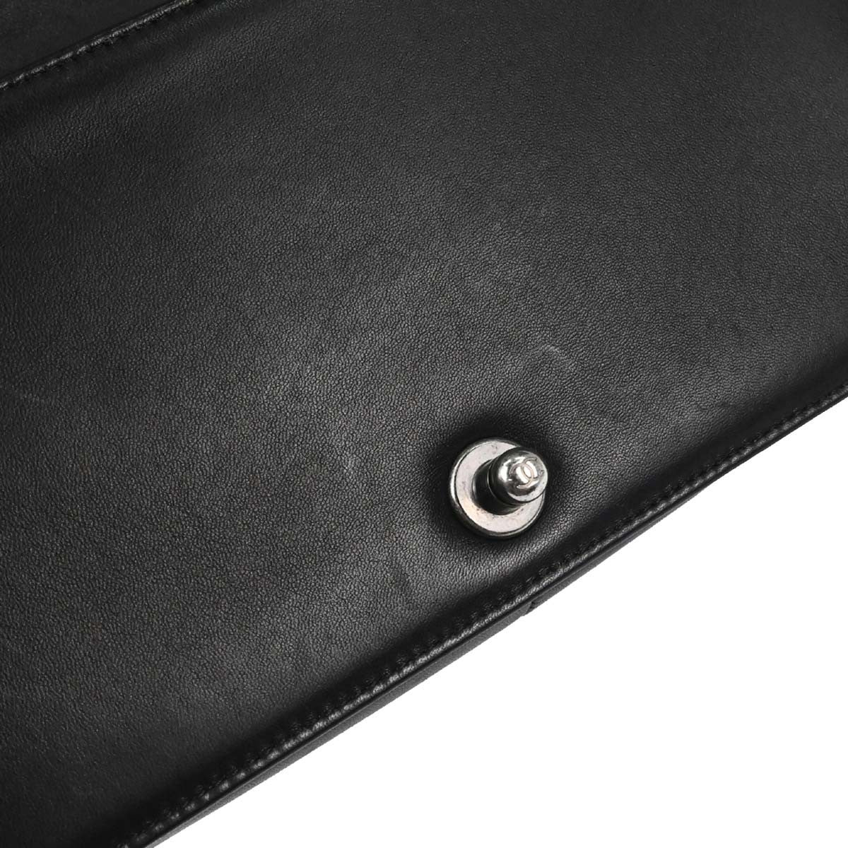 Chanel Boy Chanel Quilted Black Leather Shoulder Bag Bag (Pre-Owned)