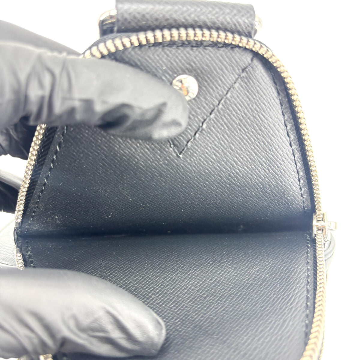 Louis Vuitton Avenue Sling Taiga Leather Black Leather Handbag (Pre-Owned)